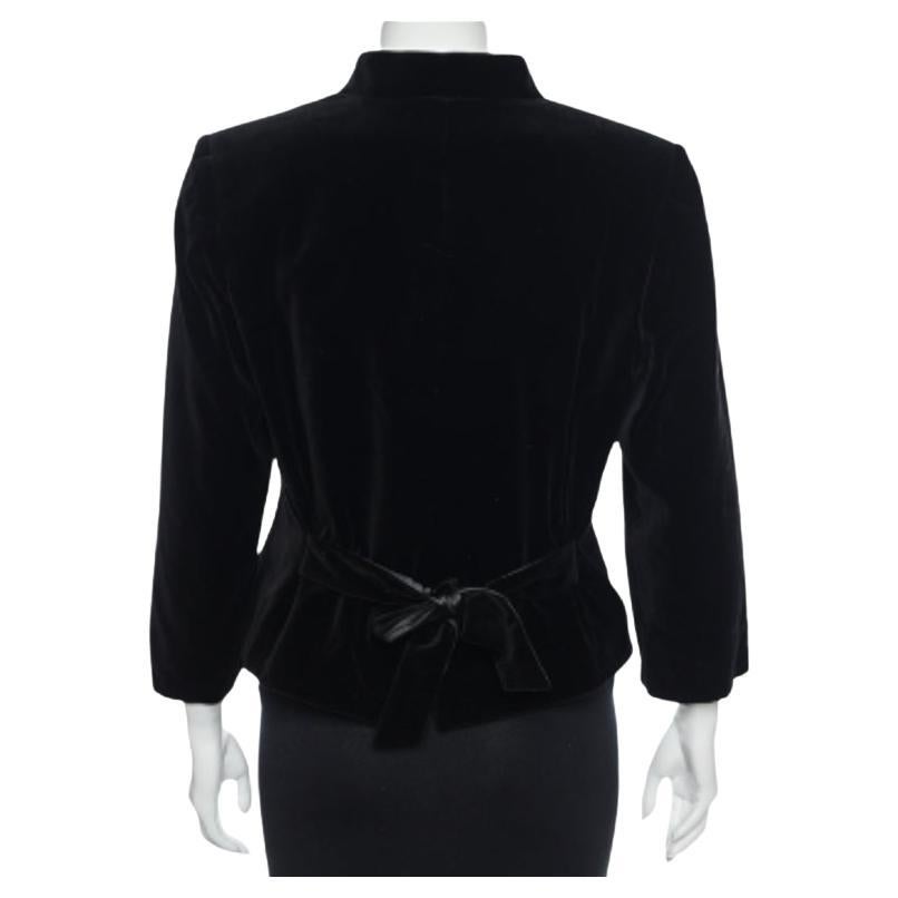 Magnifique et confortable, cette veste Saint Laurent suscitera l'admiration de tous. La fabuleuse veste noire est taillée dans du velours et comporte des boutons sur le devant et des manches longues.