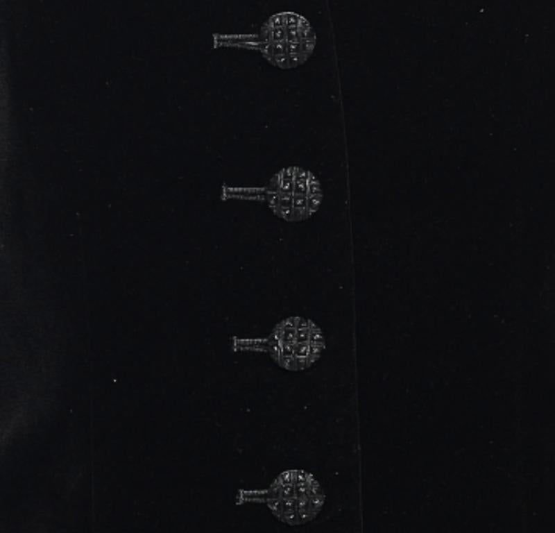 Saint Laurent - Veste en velours noir à boutons sur le devant, taille L Bon état - En vente à Dubai, Al Qouz 2