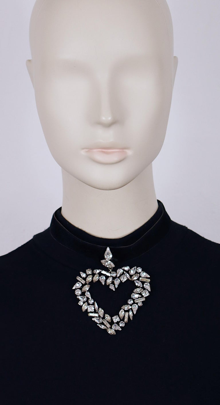 SAINT LAURENT Black Velvet Choker with Crystal-Heart Pendant  display picture 2