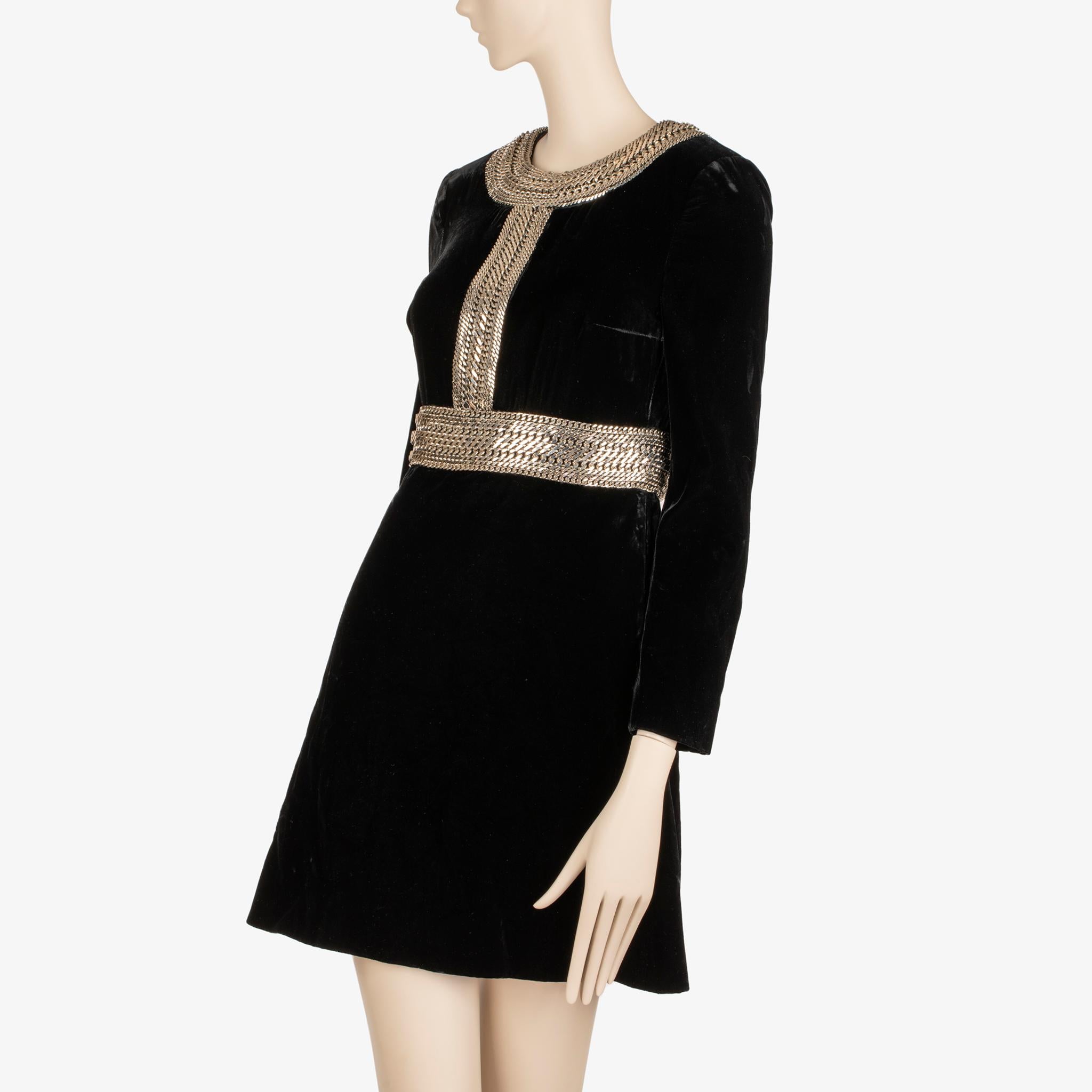 Noir Saint Laurent Mini robe en velours noir bordée de chaînes argentées - 36 FR en vente