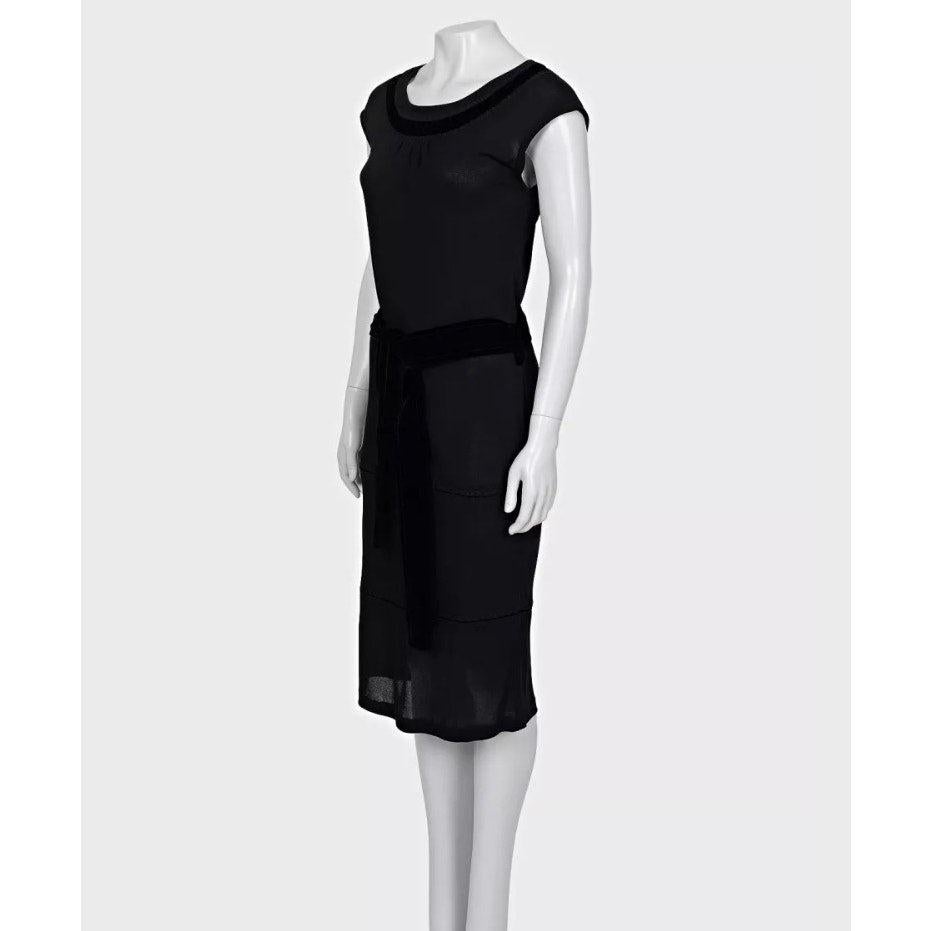 Peppen Sie Ihre Garderobe mit diesem schicken, gerade geschnittenen Kleid von Saint Laurent auf. Dieses raffinierte schwarze Kleid hat einen luxuriösen Samtbesatz, der Ihrem Look einen Hauch von Eleganz verleiht. 

Größe: L (fällt groß aus, bitte