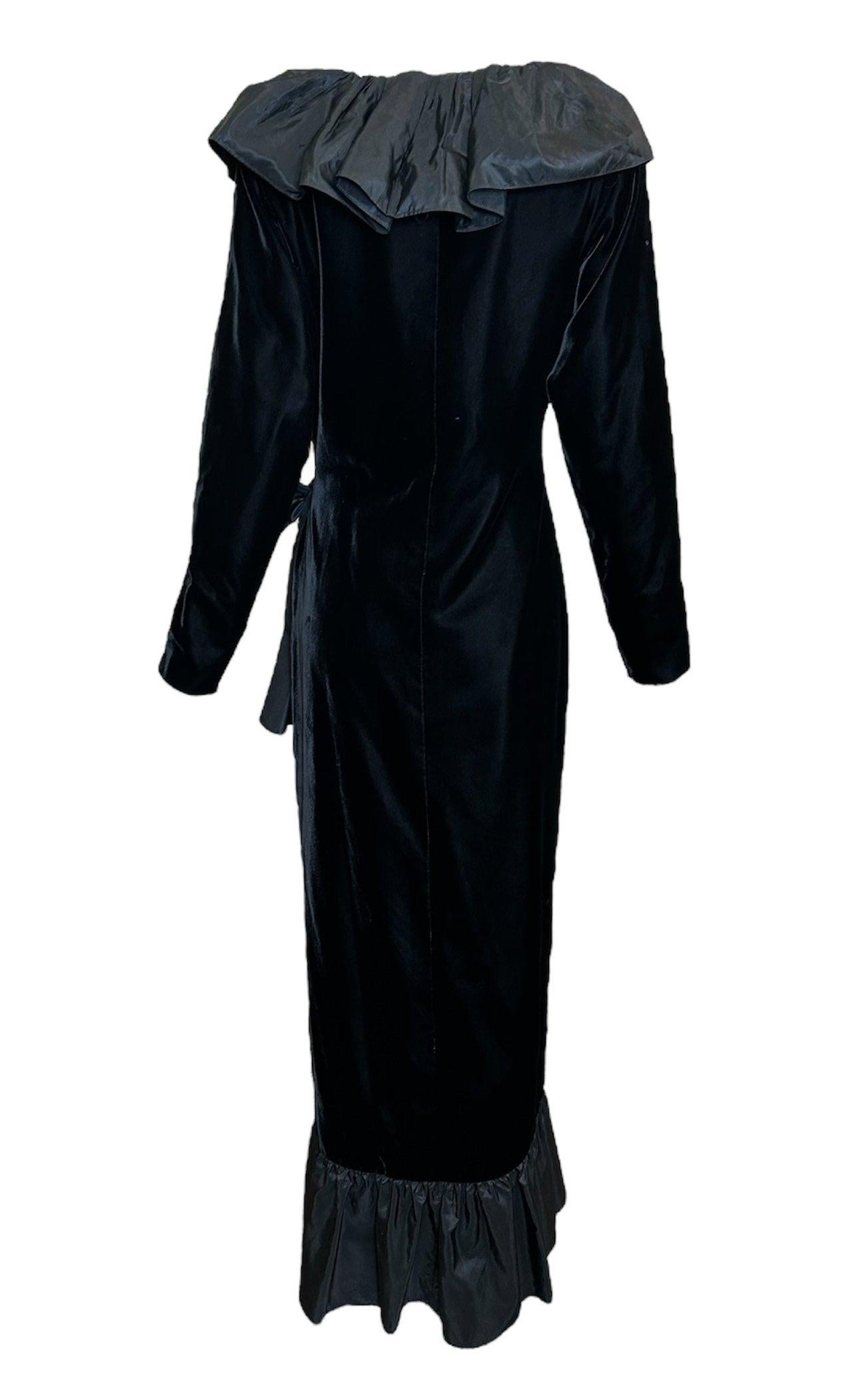 Noir Saint Laurent, robe portefeuille en velours noir avec col à volants en taffetas, années 1970 en vente
