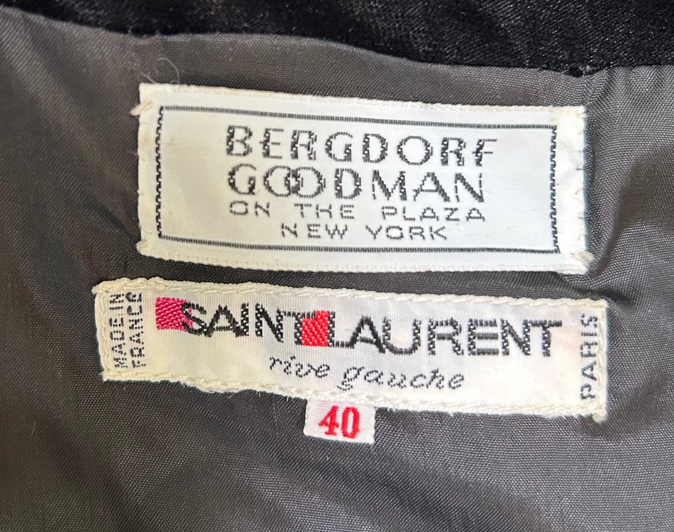 Saint Laurent, robe portefeuille en velours noir avec col à volants en taffetas, années 1970 Excellent état - En vente à Los Angeles, CA