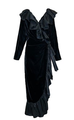 Saint Laurent, robe portefeuille en velours noir avec col à volants en taffetas, années 1970