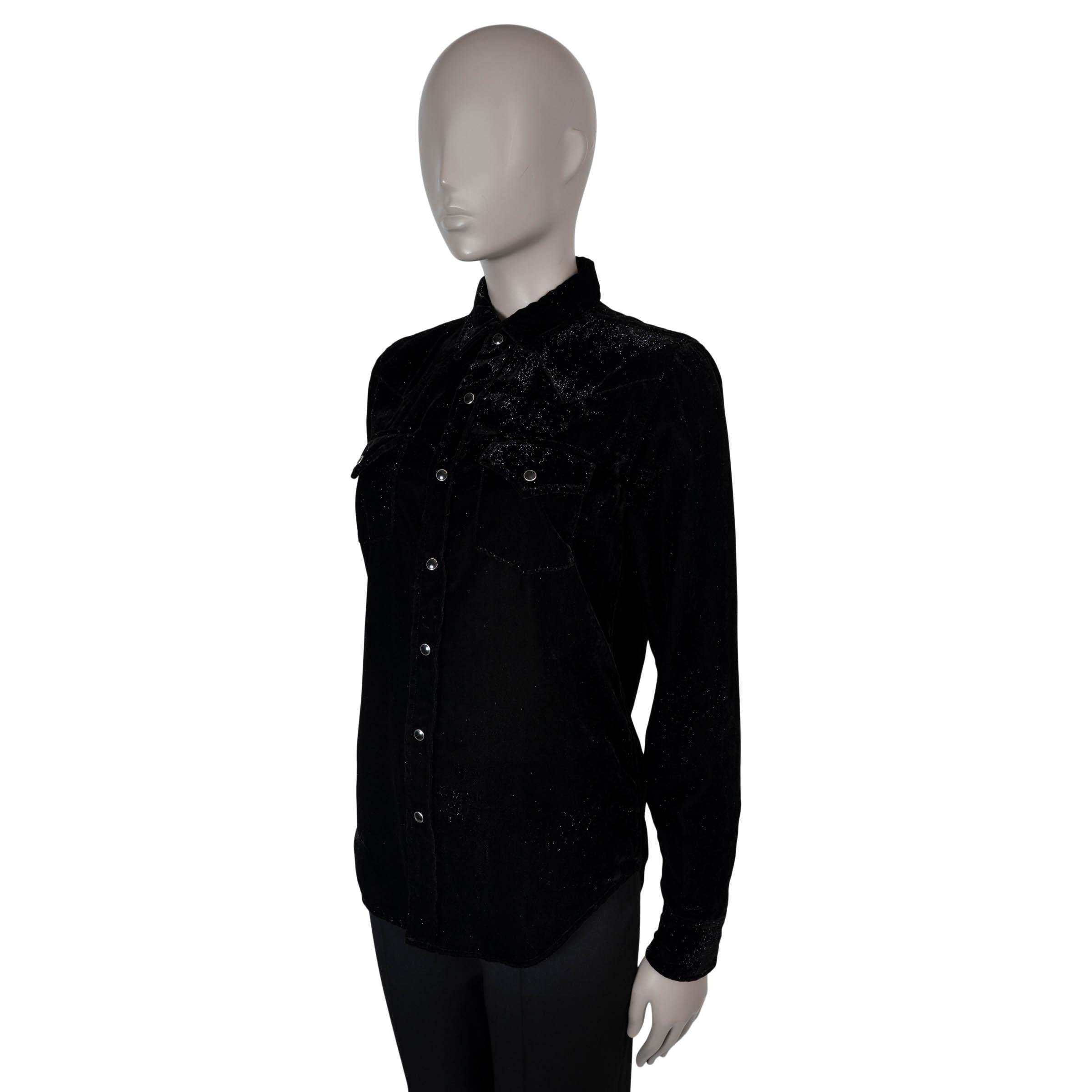 Dieses 100% authentische Saint Laurent Hemd ist aus schwarzem Glitzersamt aus Viskose (76%) und Polyester (24%) gefertigt. Er hat einen spitzen Kragen, eine Westernpasse, zwei Brusttaschen mit Klappe und Knopfverschluss sowie lange Ärmel mit