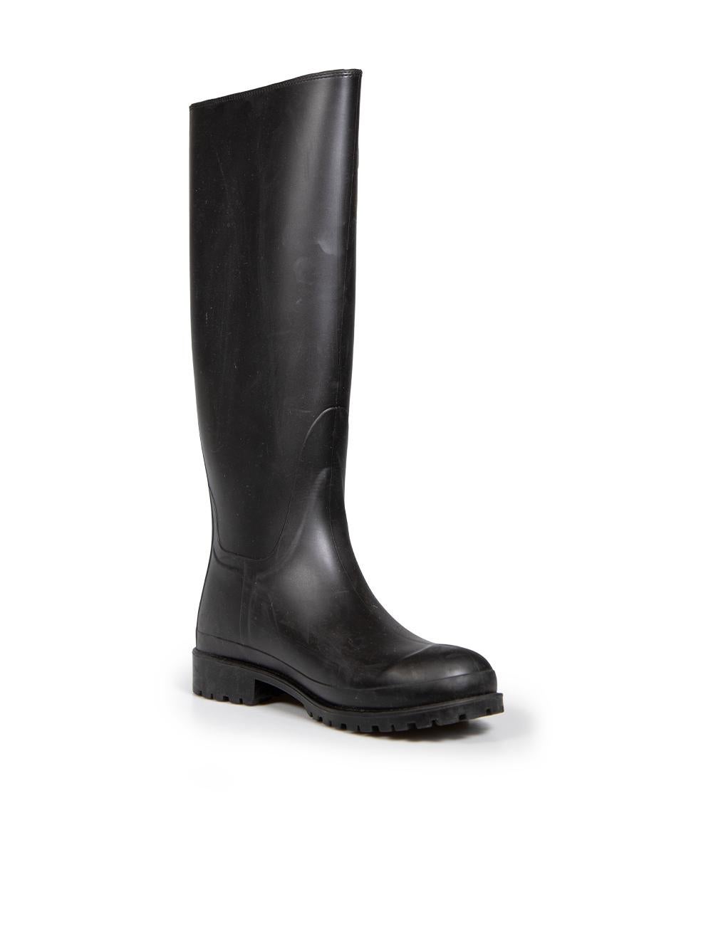 CONDITION is Very good. Minimal wear to boots is evident. Overall abrasions especially on the front, sides and upper area of both shoes on this used Saint Laurent designer resale item.
 
 
 
 Details
 
 
 Black
 
 Rubber
 
 Wellington boots
 
 Knee