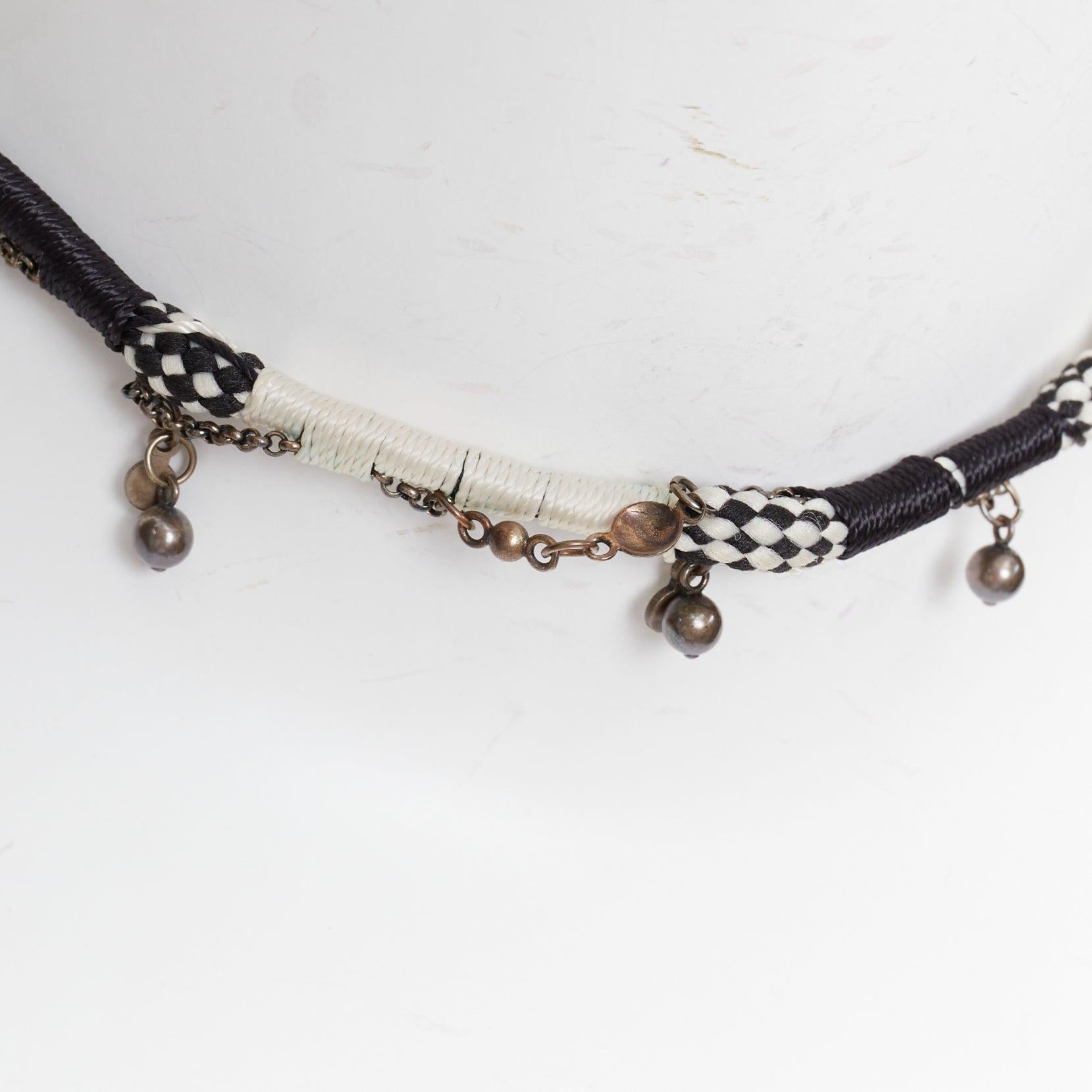 Saint Laurent, collana girocollo con charms tribali a forma di palla intrecciata, in bianco e nero.
Riferimento: CNLE/A00473
Marchio: Saint Laurent
Materiale: Metallo, Tessuto
Colore: Nero, Bianco
Modello: Tinta unita
Chiusura: Passaggio attraverso