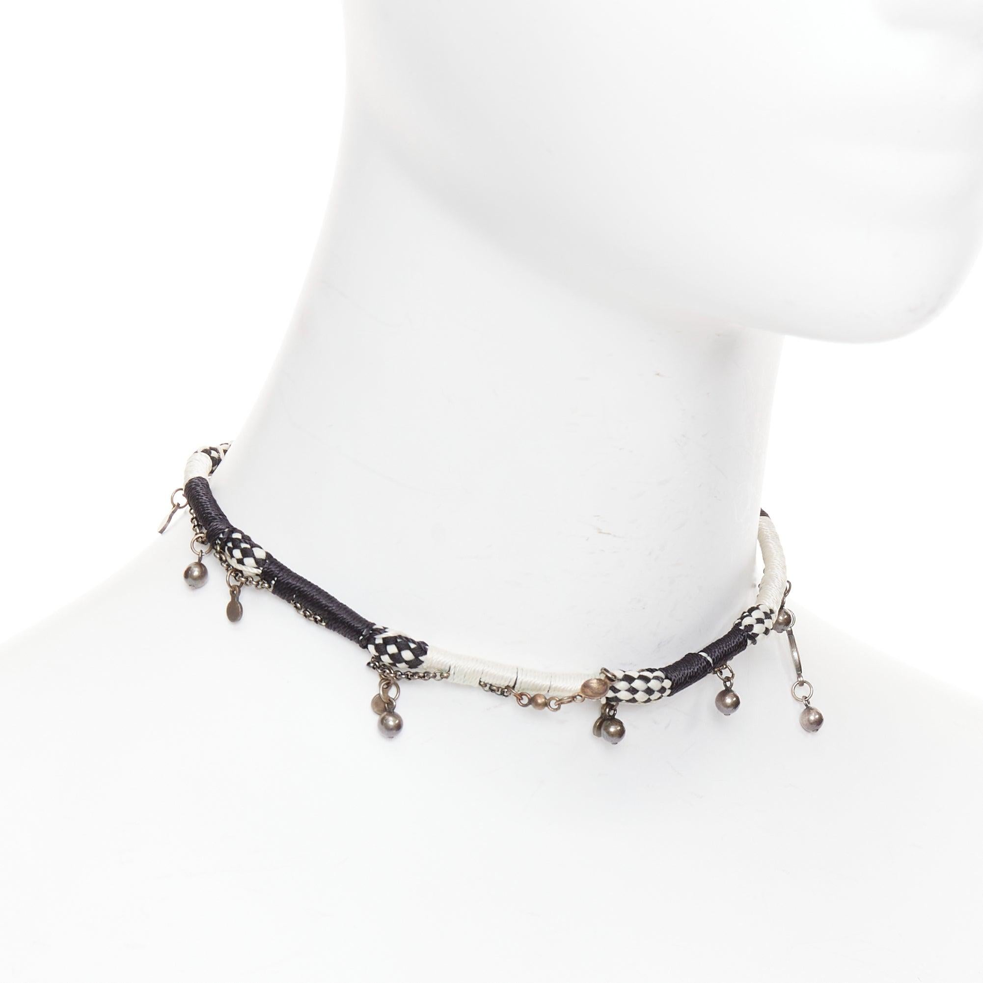 Saint Laurent, collana girocollo con charms tribali a forma di palla intrecciata, in bianco e nero. In condizioni buone in vendita a Hong Kong, NT