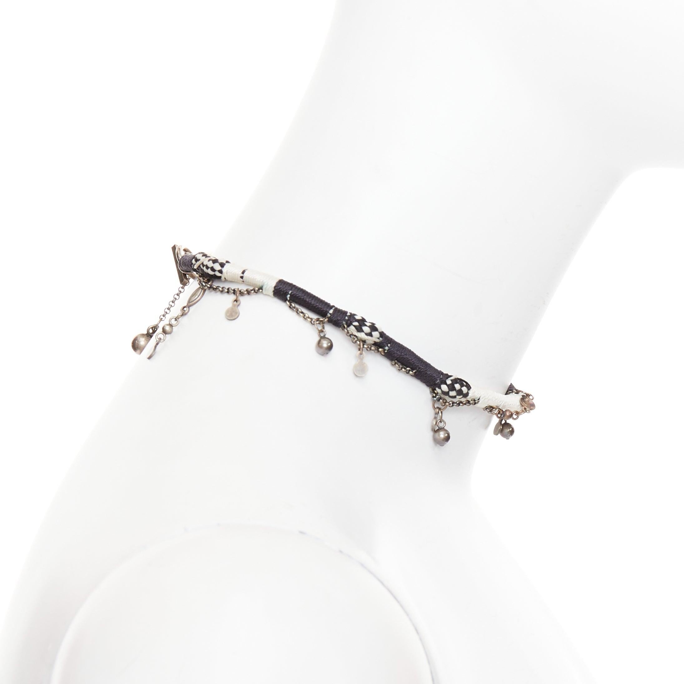 Donna Saint Laurent, collana girocollo con charms tribali a forma di palla intrecciata, in bianco e nero. in vendita