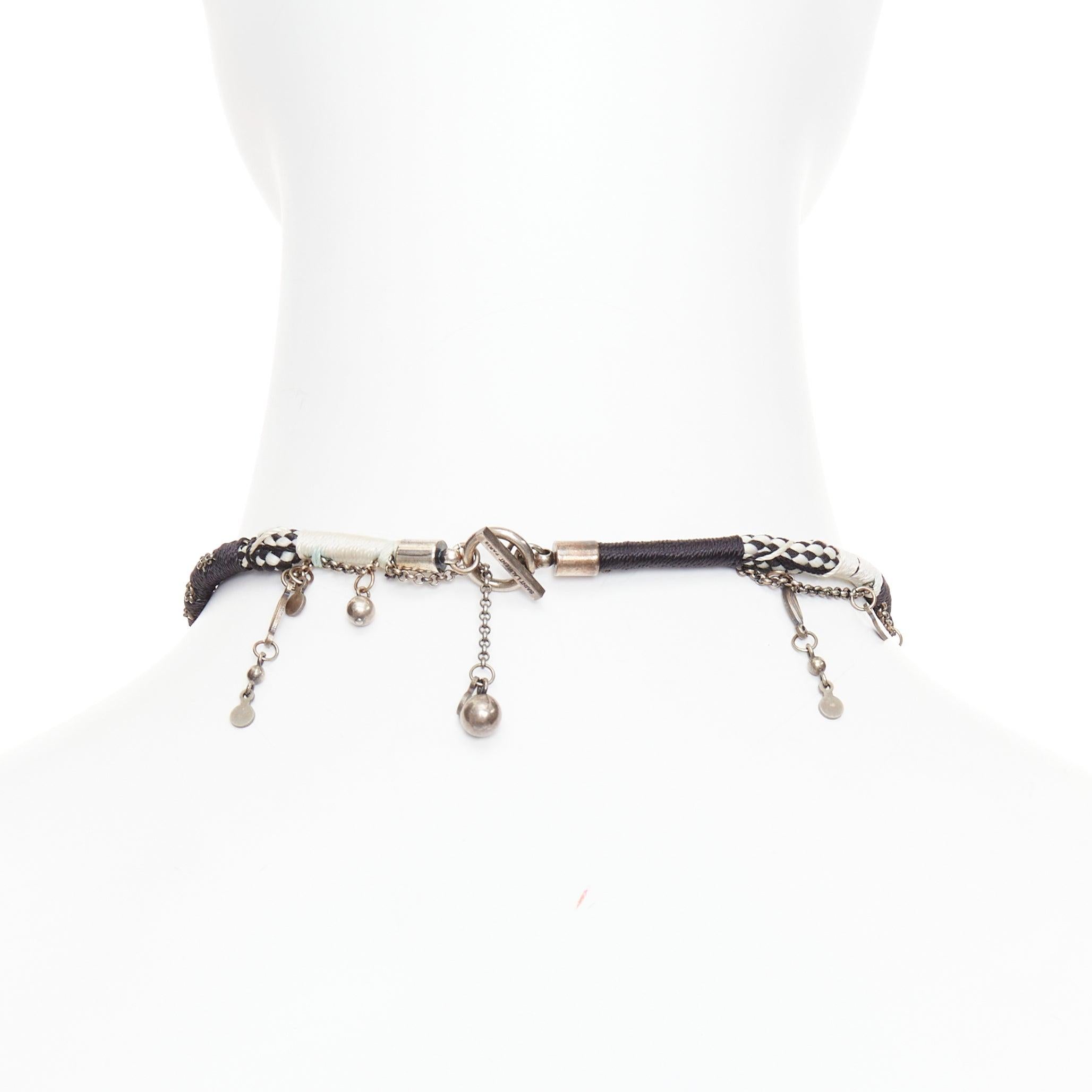 Saint Laurent, collana girocollo con charms tribali a forma di palla intrecciata, in bianco e nero. in vendita 1