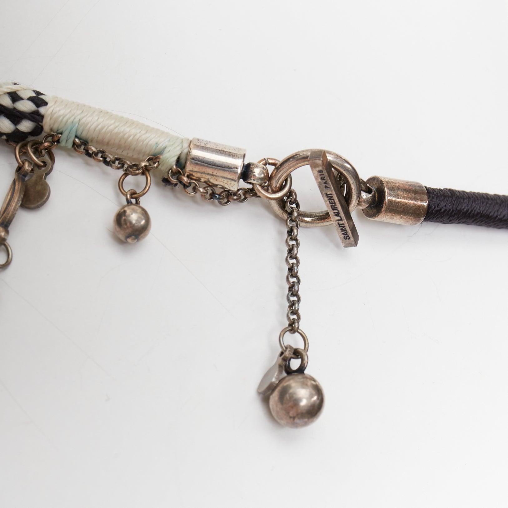 Saint Laurent, collana girocollo con charms tribali a forma di palla intrecciata, in bianco e nero. in vendita 2