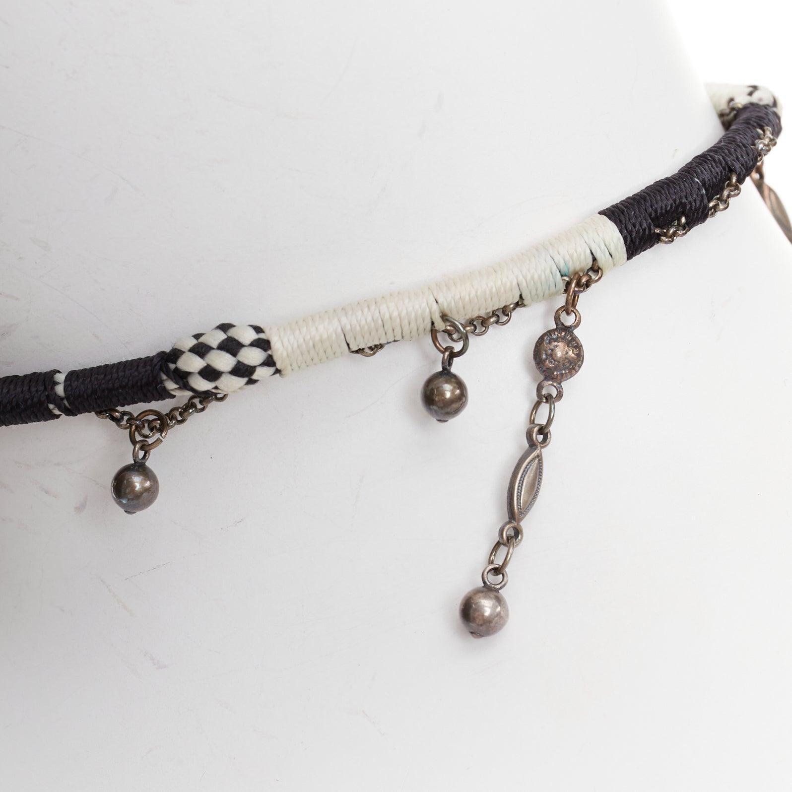 Saint Laurent, collana girocollo con charms tribali a forma di palla intrecciata, in bianco e nero. in vendita 3