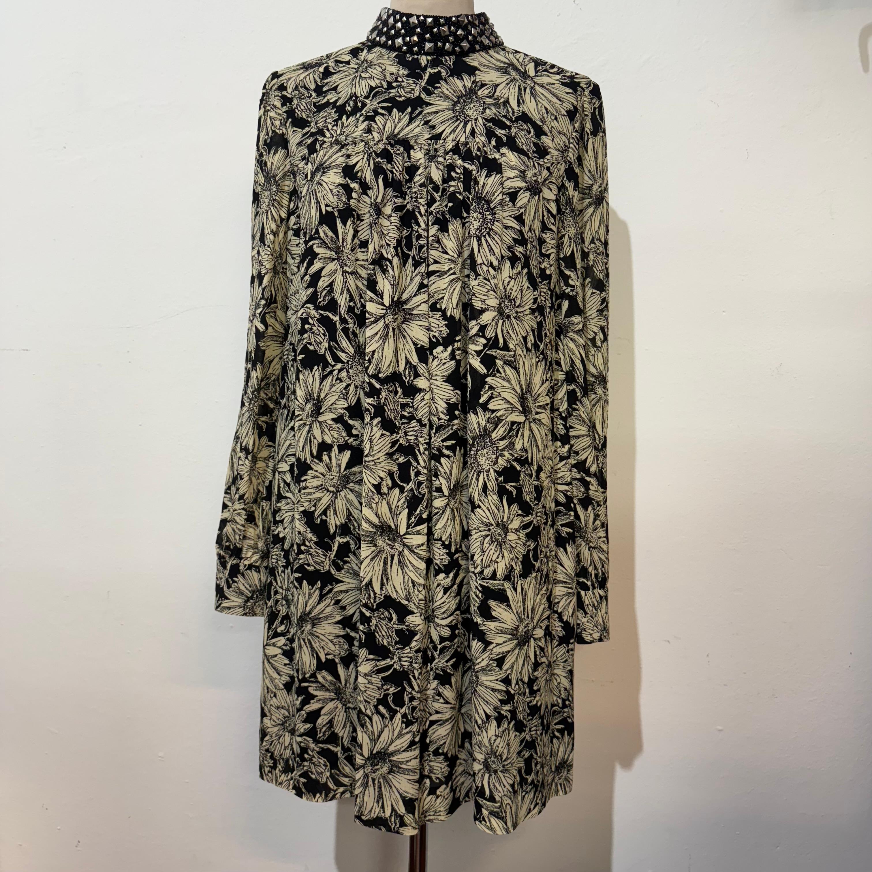 Belle robe Saint Laurent
100% Viscose
Sous-vetements en soie
Motif floral
Noir et blanc
Manches longues
Clous sur le col
Deux poches
Epaule/hémoire cm 82 (32.2 inches)
Epaule cm 40
Livraison express mondiale incluse dans le prix !
Vos questions ou