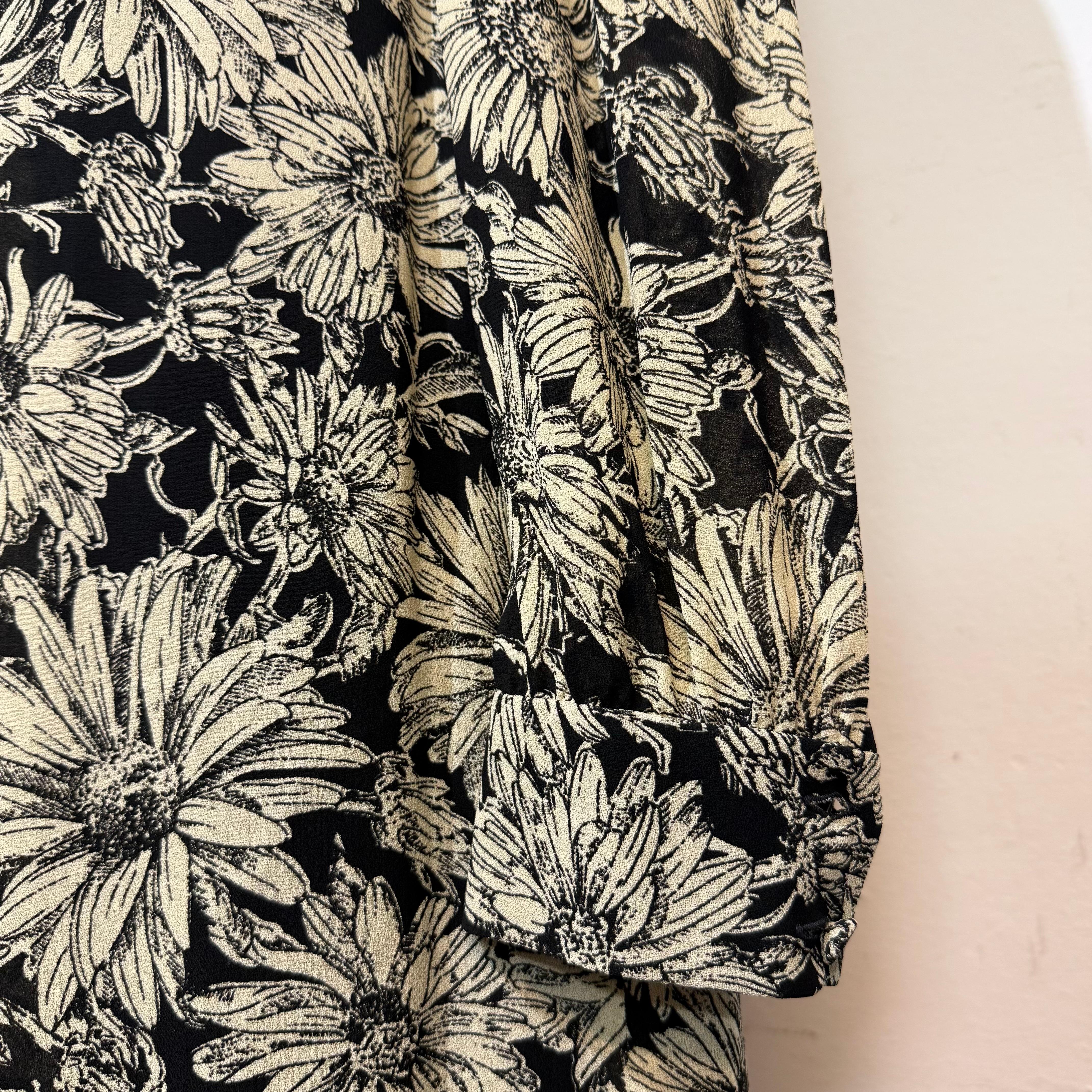 Saint Laurent Robe à fleurs noires et blanches FR 38 / IT 42 en vente 1