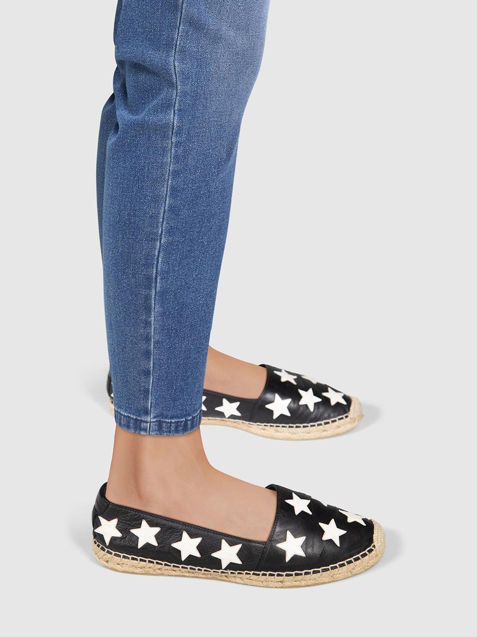 La condizione è buona. L'usura delle espadrillas è evidente. Leggeri segni di graffi e abrasioni sui lati e sulla tomaia di entrambe le scarpe e la fascia sulla soletta della scarpa sinistra si sta leggermente allentando su questo articolo usato di