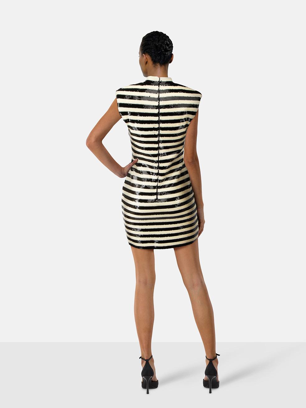 CONDIT ist sehr gut. Minimale Abnutzung des Kleides ist offensichtlich. Minimale Abnutzung an der inneren linken Achselhöhle, wo die Bügelschlaufe an diesem gebrauchten Saint Laurent Designer-Wiederverkaufsartikel fehlt.
 

 

 

 Einzelheiten
 

