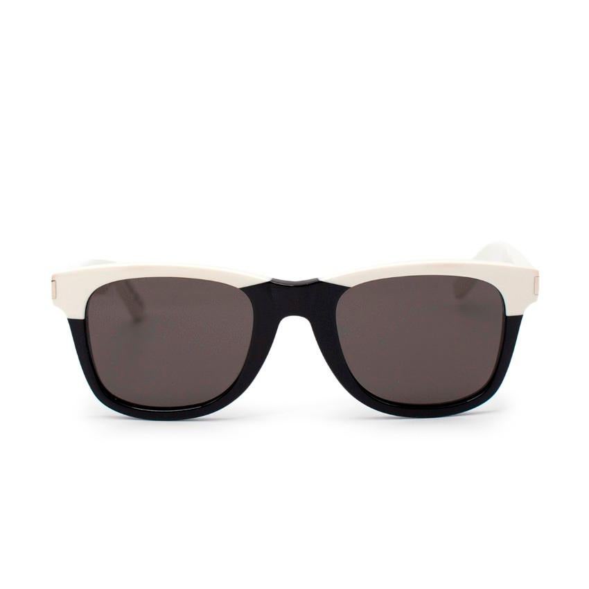 Saint Laurent Schwarz-Weiß Wayfarer-Sonnenbrille
 

 - Sonnenbrille im Wayfarer-Stil aus Acetat
 - Weißer Ton Arme und oberen kontrastierenden mit unten schwarz
 - Voller Rand
 - Eingraviertes Logo an den Bügeln
 

 Materialien:
 Azetat
 

