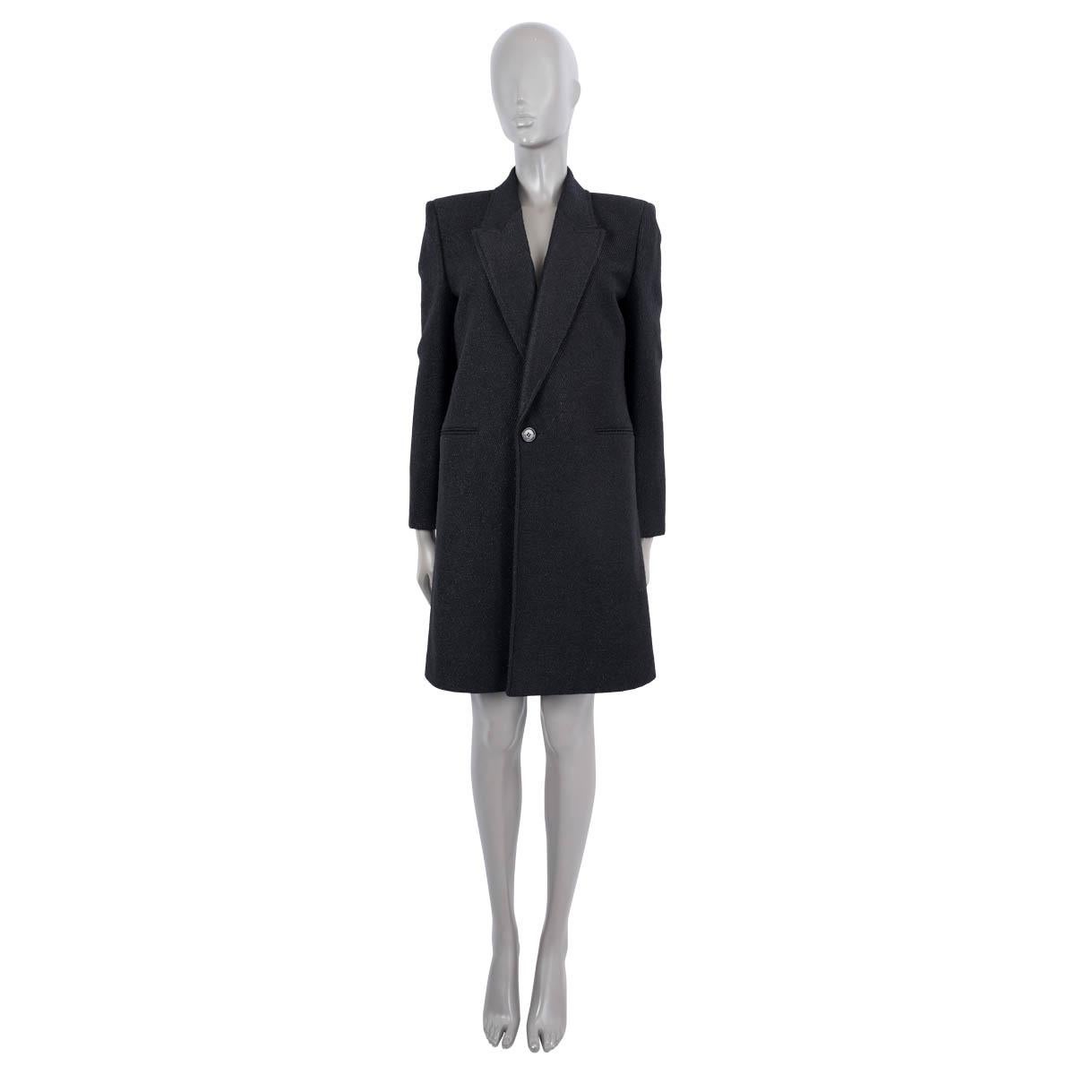 100% authentic Saint Laurent single breasted coat in black wool (59%), polyamide (22%), acetate (18%), polyester (2%) and elastane (2%). Features two slit-pockets on the front, buttoned cuffs and slit in the back. Closes with one button on the