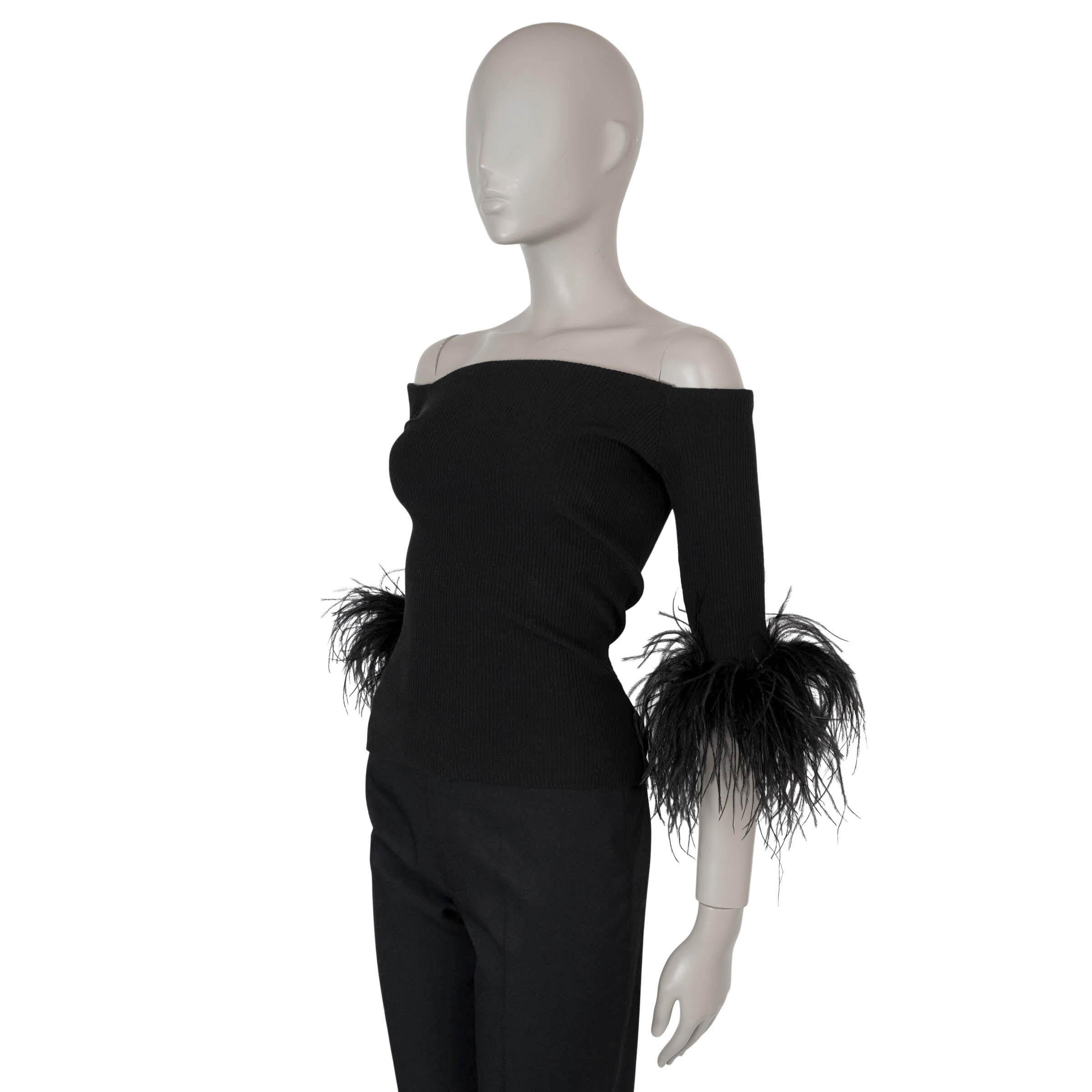 Dieses 100% authentische Saint Laurent Oberteil aus Rippstrick aus Wolle (79%), Polyamid (20%) und Elastan (1%) strahlt mühelosen Glamour aus. Es hat eine körperbetonte, schulterfreie Silhouette mit halben Ärmeln, die mit luxuriösem