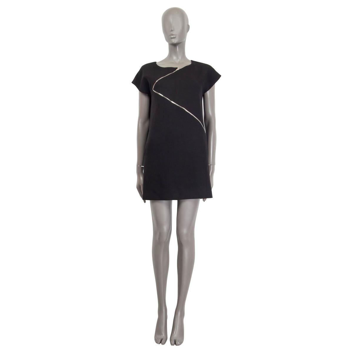 100% authentic Saint Laurent cap-sleeve shift dress in black wool (100%). With diagonal zipper details on the front and two slit pockets on the sides. Closes with hook and concealed zipper on the back. Lined in black silk (100%). Has been worn and