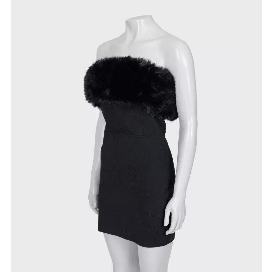 Ein wunderschönes ärmelloses Kleid von Saint Laurent, perfekt für jeden besonderen Anlass! Er ist aus hochwertiger schwarzer Wolle gefertigt und mit einem luxuriösen Pelzbesatz versehen. Das Kleid hat eine taillierte Silhouette, einen Reißverschluss
