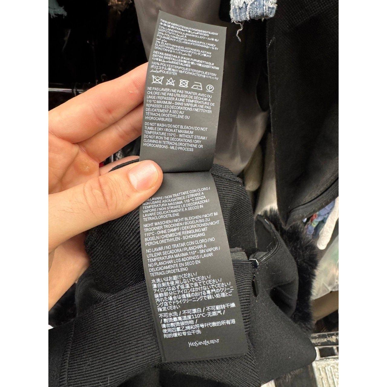 Saint Laurent Schwarzes Wollkleid mit Pelzbesatz und Ärmeln - Größe M im Angebot 1