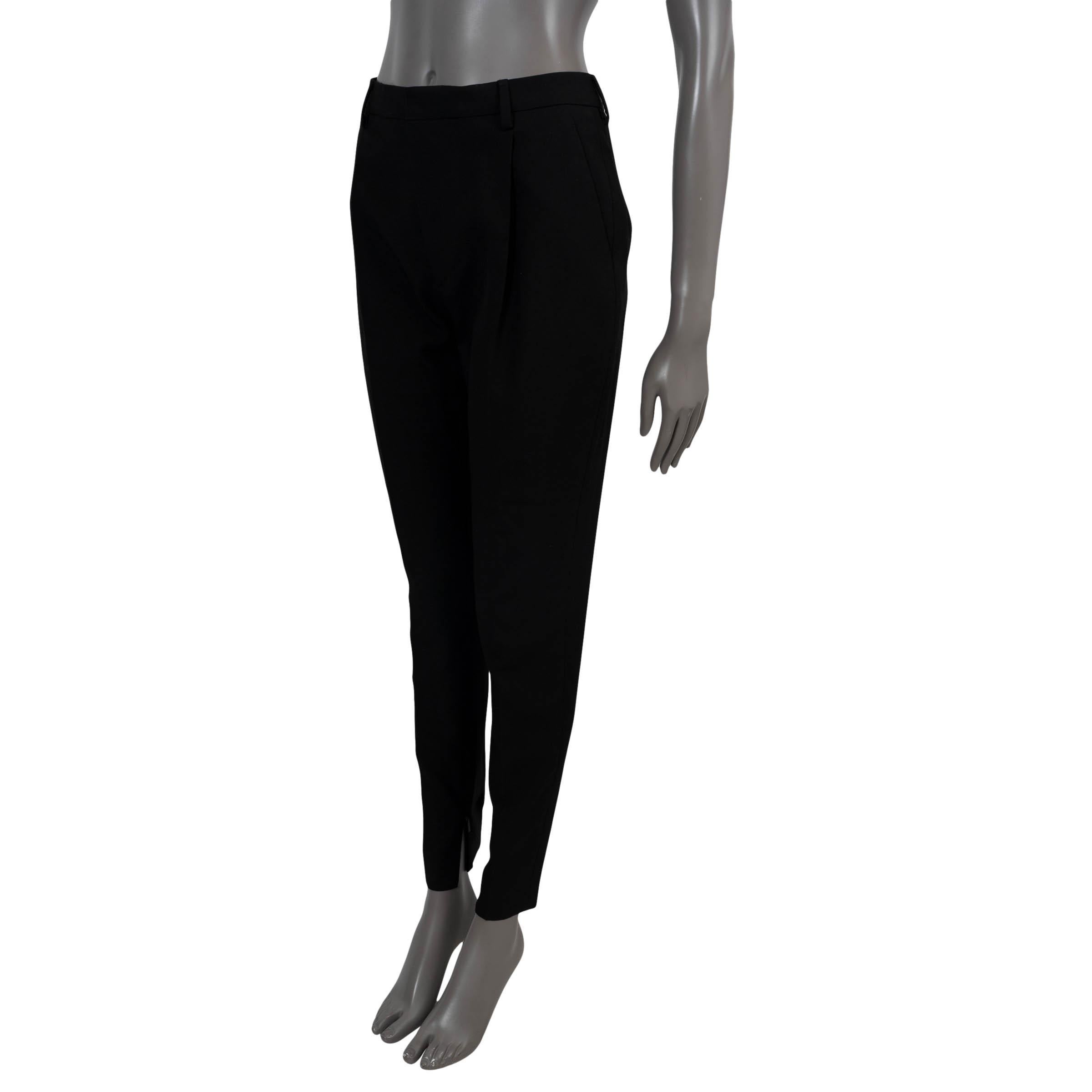 100% autentici pantaloni Saint Laurent in lana. Caratterizzati da vita alta, gambe skinny con polsini con zip, piega frontale e tasche a fessura sul lato. Sono stati indossati e sono in ottime condizioni. 

Misure
Dimensioni