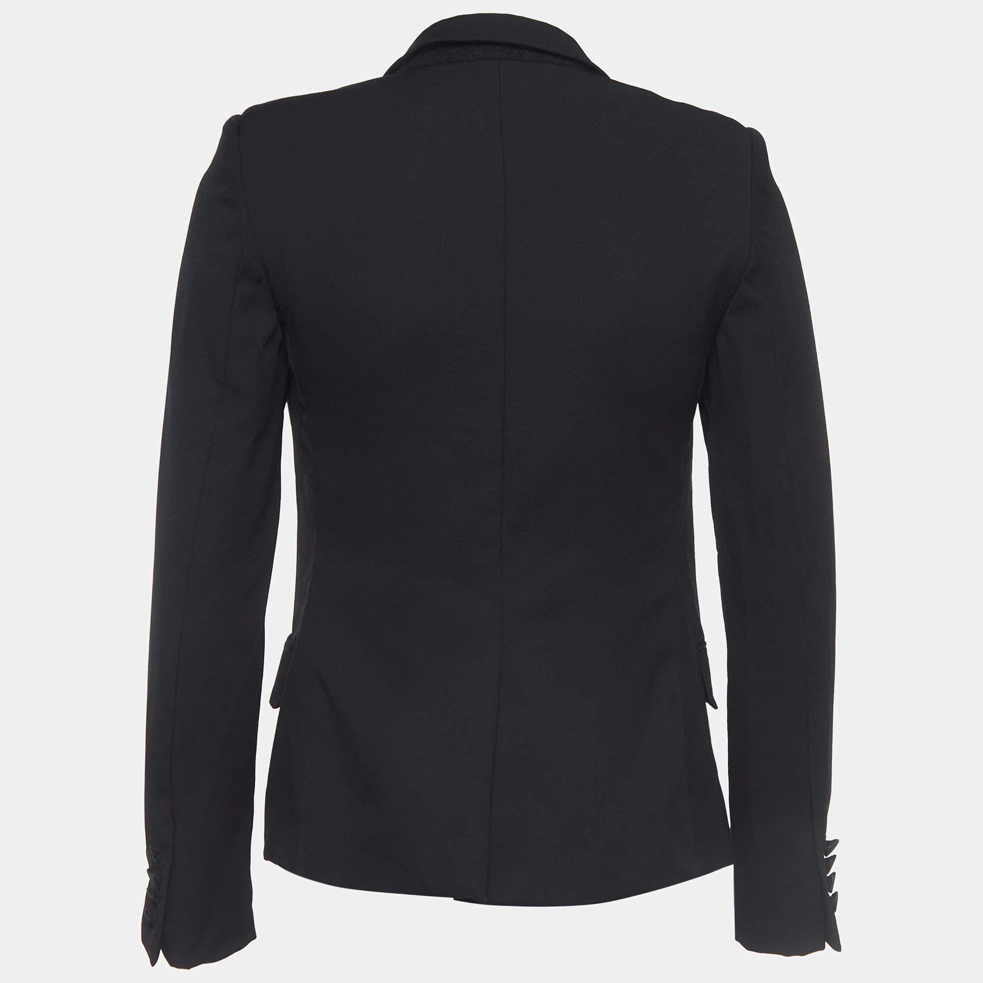 This Saint Laurent blazer brings you both class and luxury as you wear it. It is highlighted with long sleeves and classic details, thus granting a polished, formal finish.

