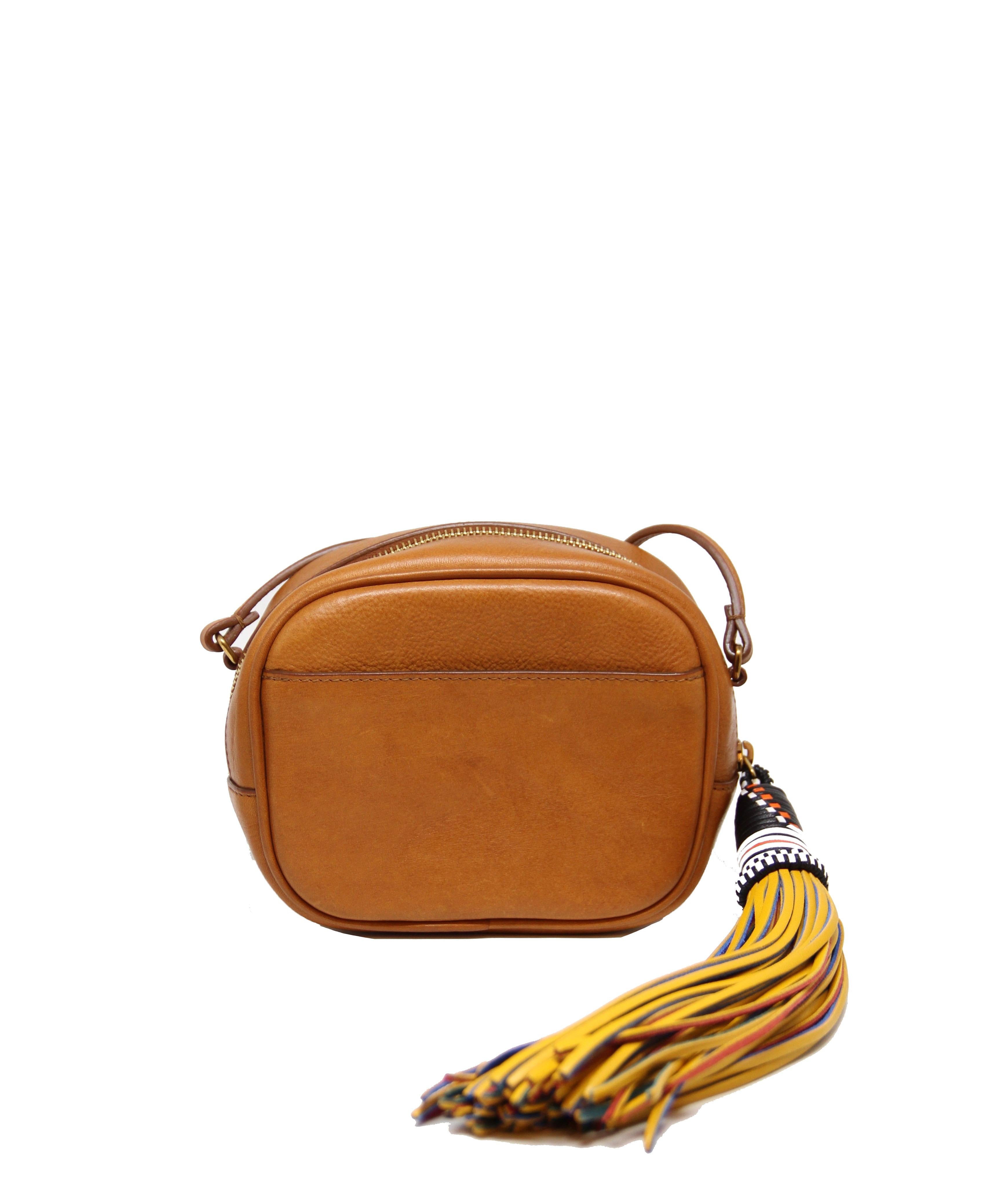 This Limited Edition of the classic monogram Saint Laurent shoulder bag is made of natural leather in a gold color, a multicolor leather oversized tassle and a fixed strap, 
It features a metal interlocking YSL signature.

Material: leather
Color: