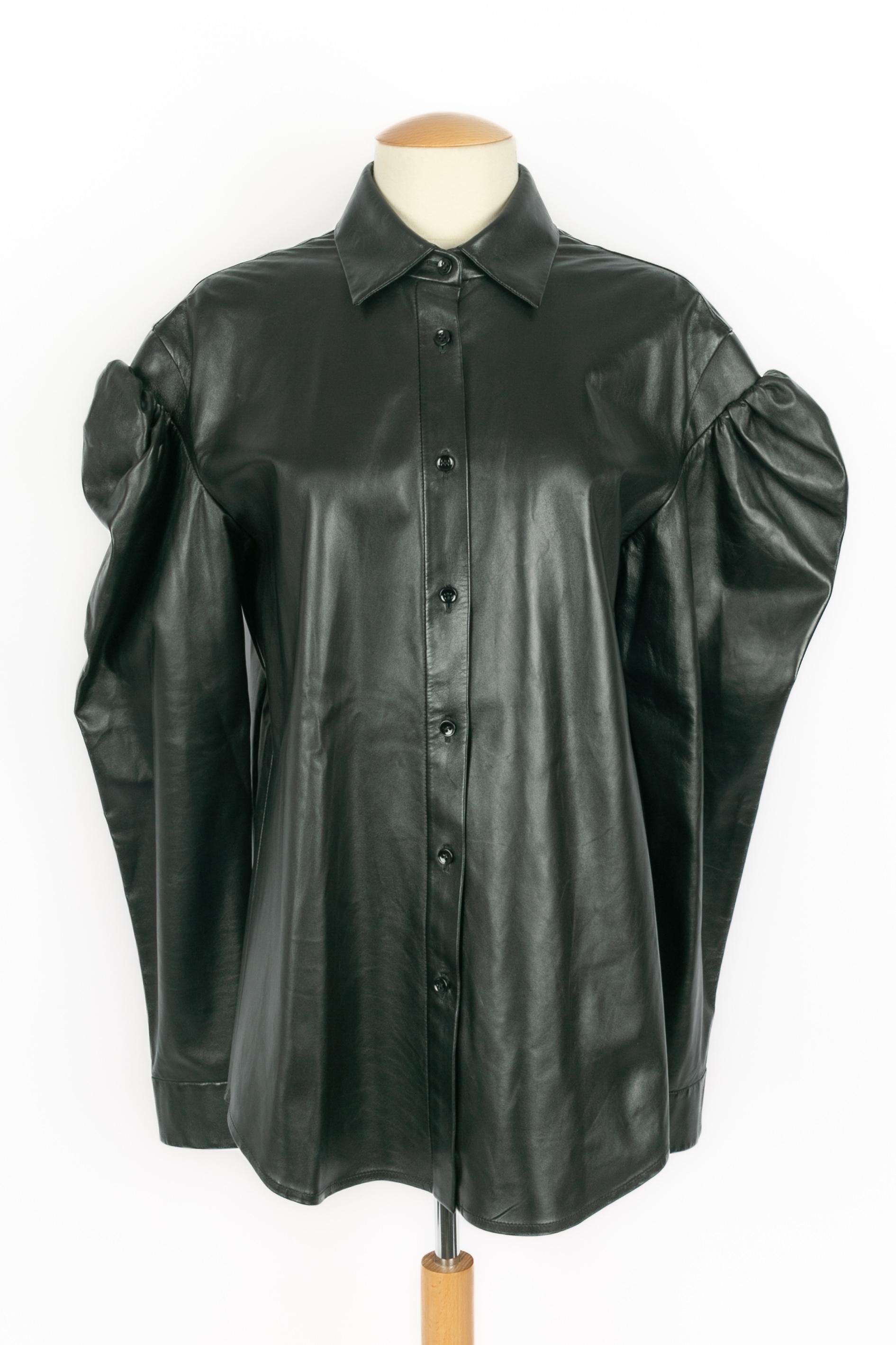 YVES SAINT LAURENT - (Made in Italy) Schwarze Lammlederbluse mit Gigot-Ärmeln und einem Hemdkragen. Größe 40FR angegeben. Frühjahr-Sommer Collection 2017 unter der künstlerischen Leitung von Anthony Vaccarello.

Bedingung:
Sehr guter