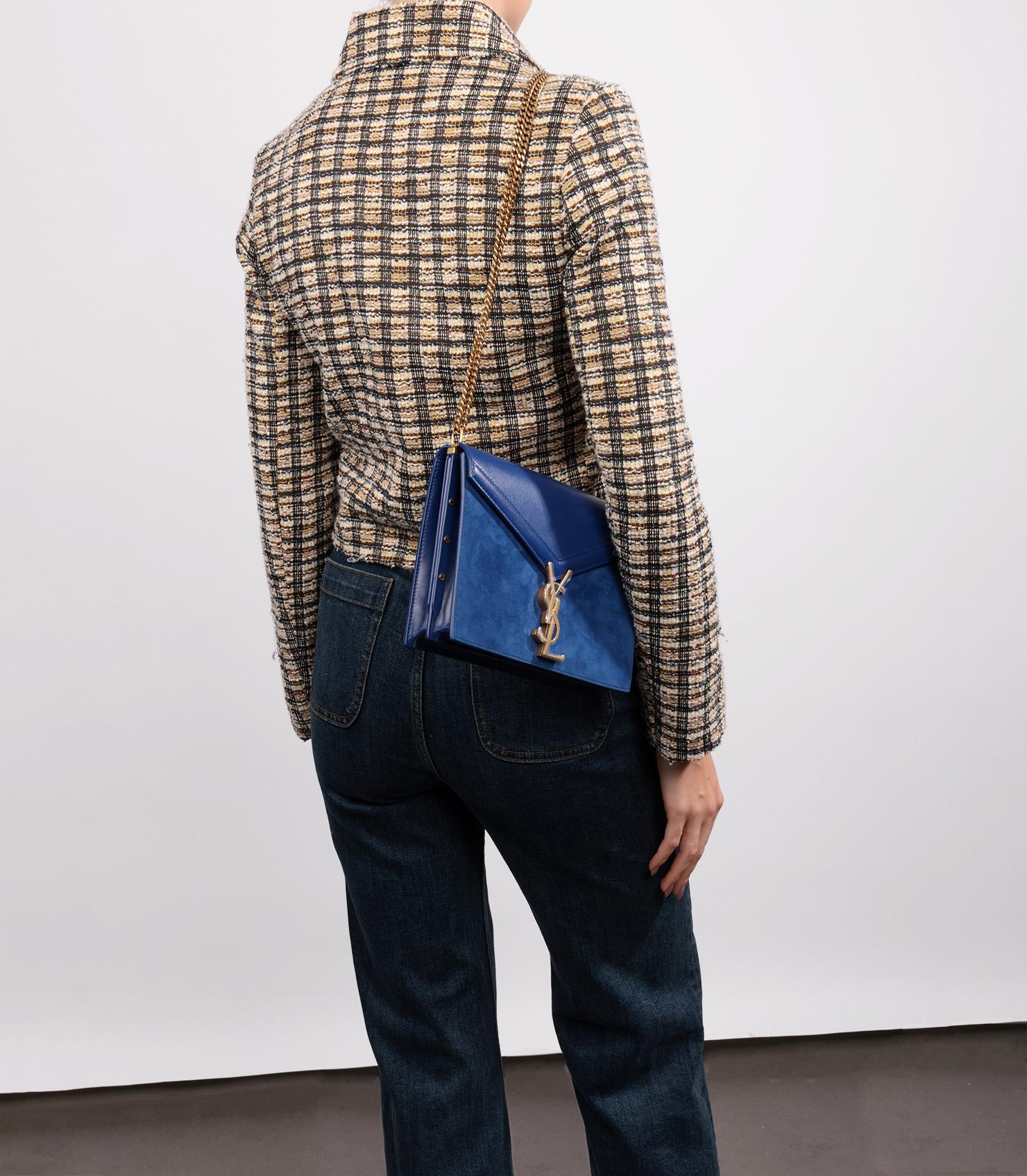 Saint Laurent  Blaues Kalbsleder & Wildleder Medium Cassandra 

Details zum Produkt
Xupes Ref: HB5401
Marke: Saint Laurent 
Modell: Medium Kassandra 
Typ: Schulter, Umhängetasche
Seriennummer: MAL532740.0122
Alter: 2022
UVP: £2.090
Begleitet von:
