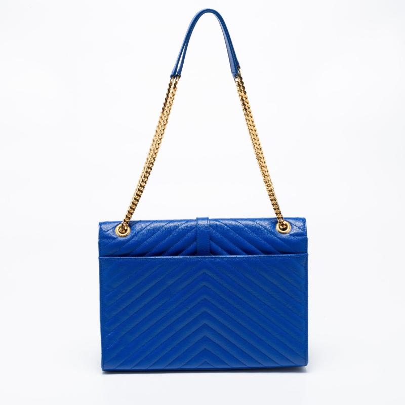 Elevate your summer looks with this reliable Monogram Envelope shoulder bag by Saint Laurent. It is crafted from leather in a beautiful blue hue and features the YSL logo in gold-tone on the front flap. The chic bag is designed fabulously in a
