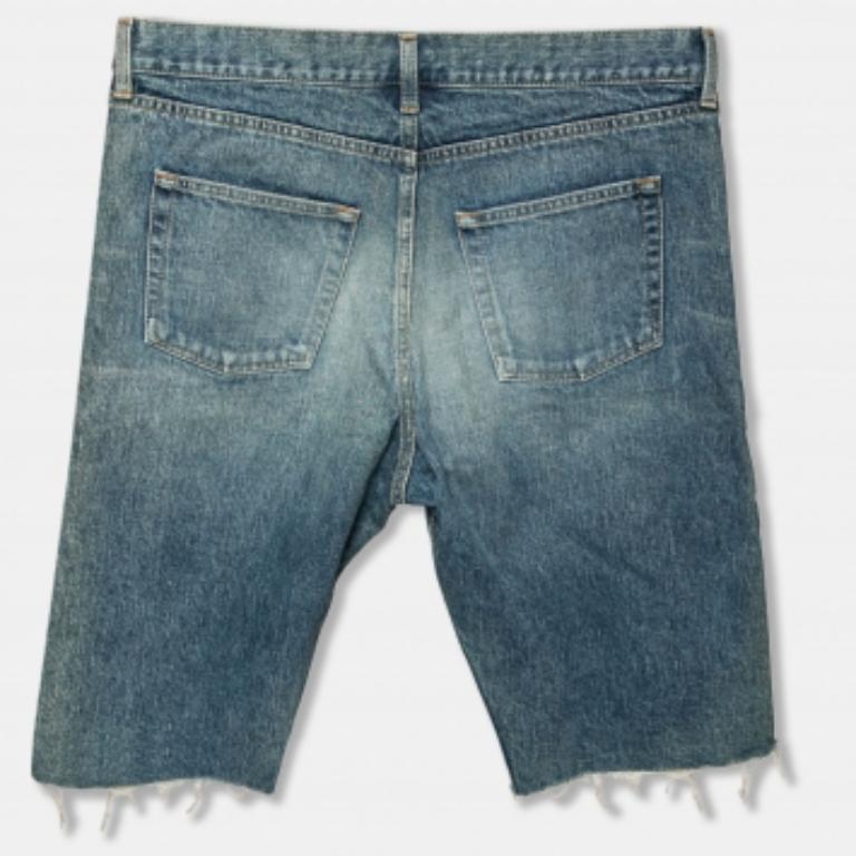 These Capri shorts from Saint Laurent are a closet essential. They are tailored from blue distressed denim fabric and feature a buttoned closure on the front. These shorts accommodate five external pockets and are great for casual outings.