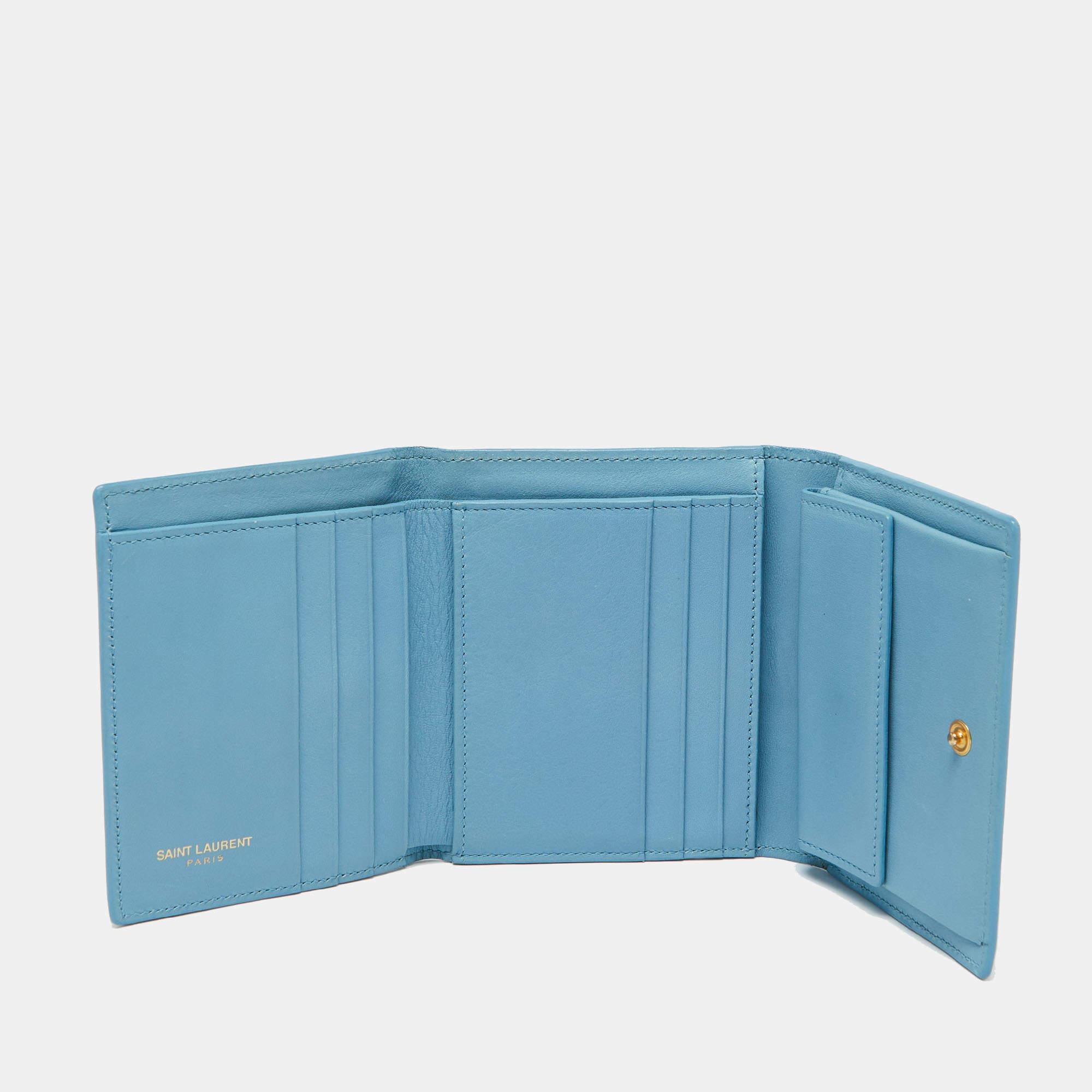 This designer wallet is an immaculate balance of sophistication and rational utility. It has been designed using prime quality materials and elevated by a sleek finish. The creation is equipped with ample space for your monetary essentials.