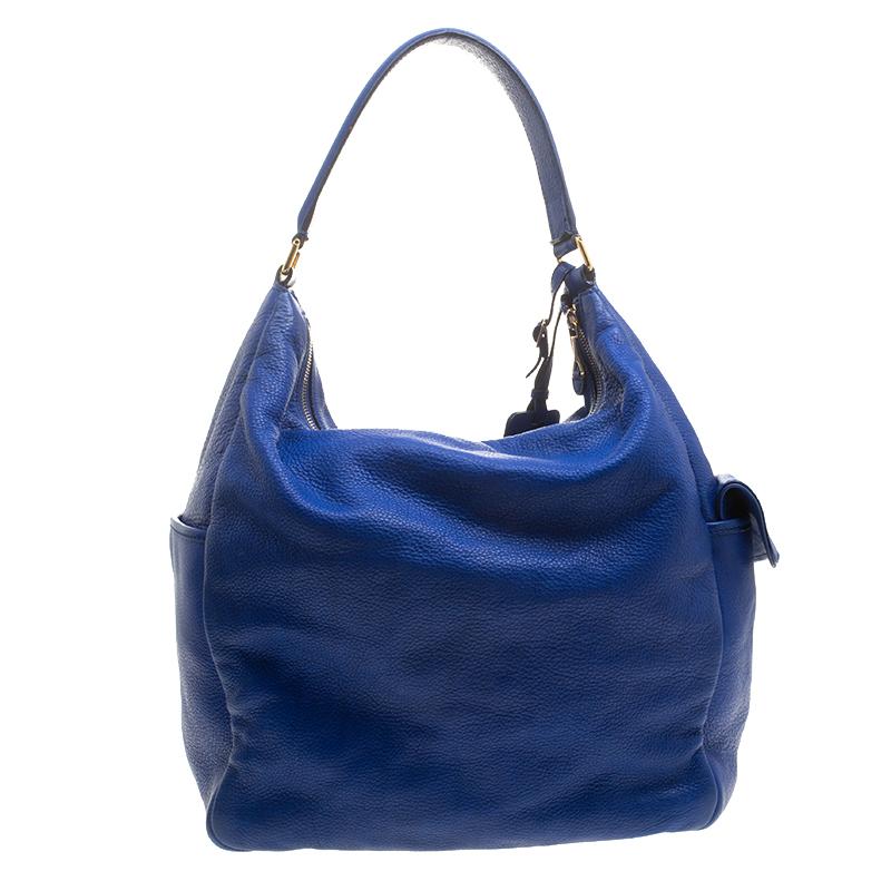 The house of Yves Saint Laurent brings forth convenience in a chic new look! This hobo bag, that has been designed skillfully from lush leather in a classy blue shade is the perfect way to carry your everyday essentials while flaunting a