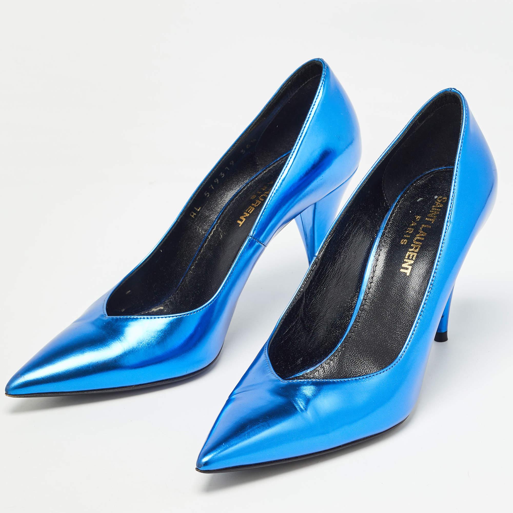 Faites preuve de chic avec ces escarpins de créateur. Ils présentent des talons robustes et des semelles durables, parfaits pour vos sorties à la mode.

