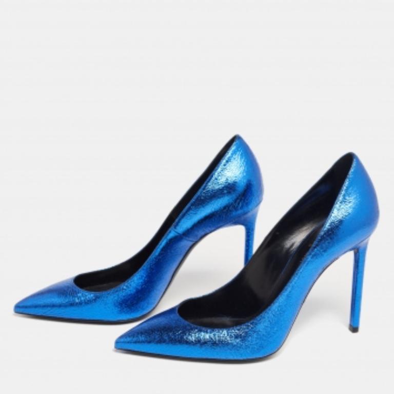 Your search for the perfect pair of pumps ends with this Saint Laurent creation. Created from blue leather, it embodies a sleek and sharp silhouette. The 11cm heels will effortlessly class up your evening looks.