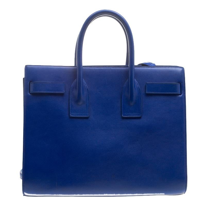 Saint Laurent Paris präsentiert diese meisterhaft gestaltete Sac de Jour-Tasche mit einem raffinierten Look. Dieses elegante Stück ist aus blauem Leder gefertigt und verfügt über doppelte obere Griffe und einen Schulterriemen. Das Innere der Tasche