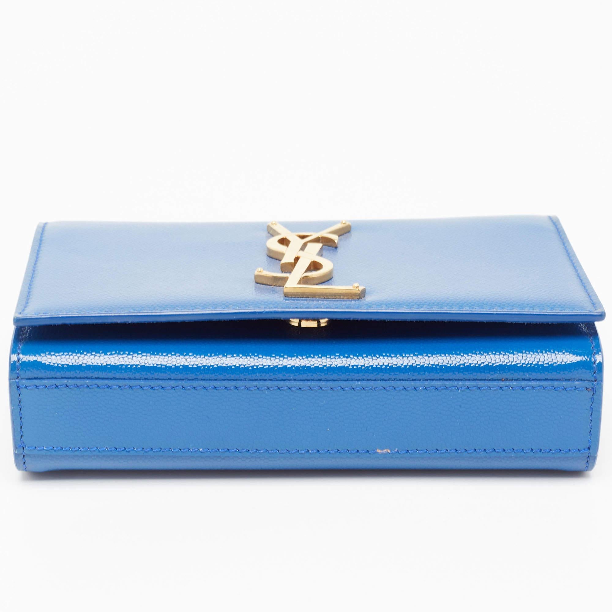 Saint Laurent Blaue Leder-Umhängetasche mit Monogramm Kate Kette im Angebot 9