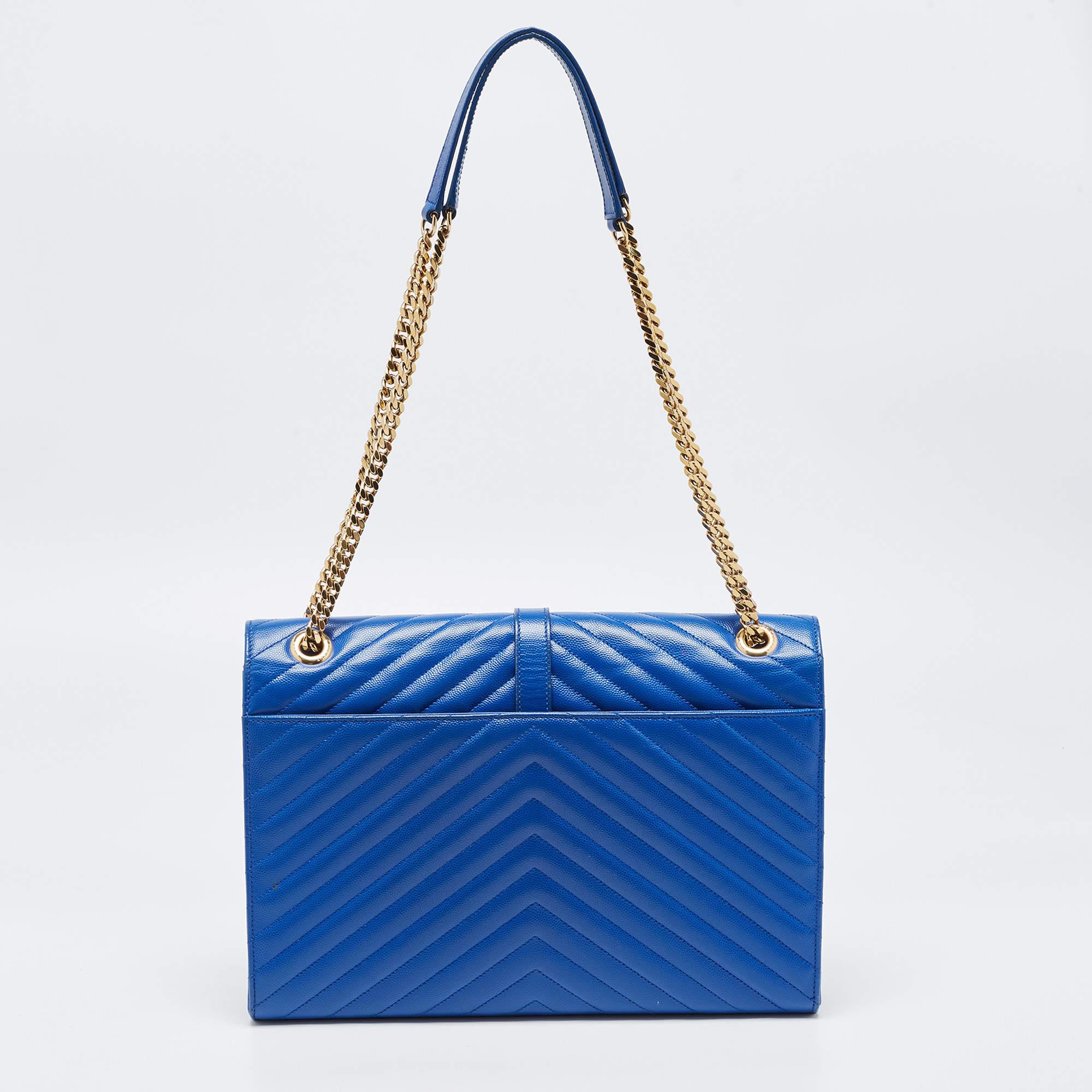 Chaque création de Saint Laurent parvient à laisser un impact durable sur le monde de la mode. Le rabat en forme d'enveloppe de ce sac est orné du logo iconique 