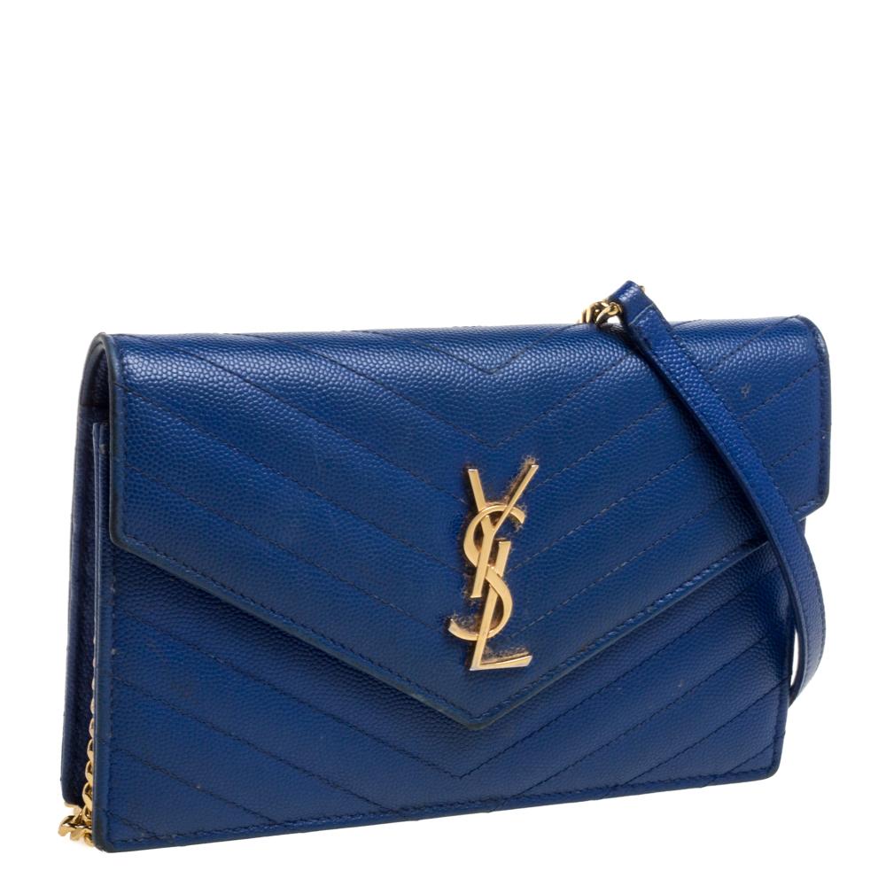 This exquisite wallet on chain from Saint Laurent is a chic accessory that represents the brand's rich aesthetics and elegant designs. Crafted from blue matelassé leather, this easy-to-carry bag has an envelope silhouette with the 'YSL' logo in