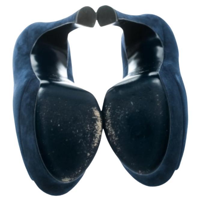 Ces escarpins Palais de Saint Laurent vous feront craquer par leur charme ! Ces ravissants escarpins bleus sont confectionnés en daim et présentent une silhouette peep toe. Elles sont dotées de semelles intérieures confortables doublées de cuir, de