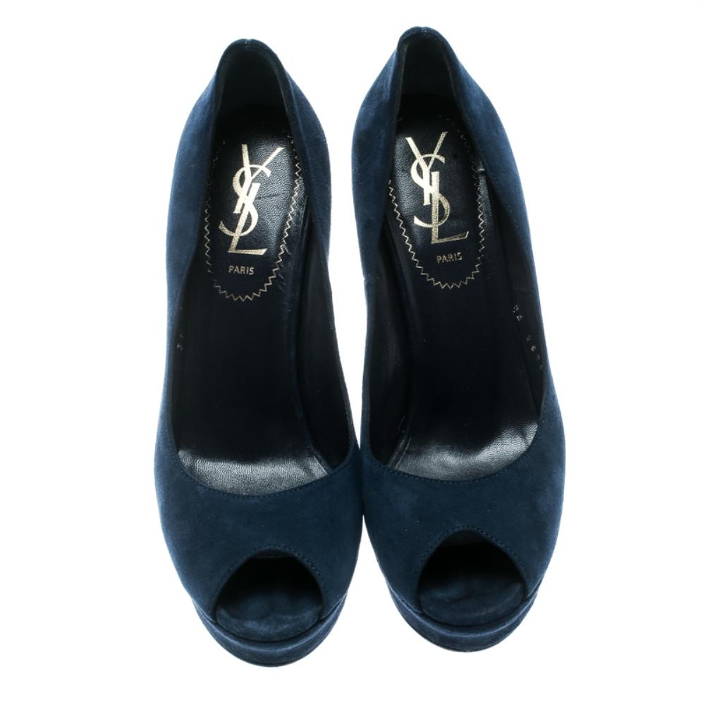 These Palais pumps from Saint Laurent will make you go head over heels with their lovely charm! These ravishing blue pumps are crafted from suede and feature a peep toe silhouette. They flaunt comfortable leather lined insoles, 14 cm curved heels,