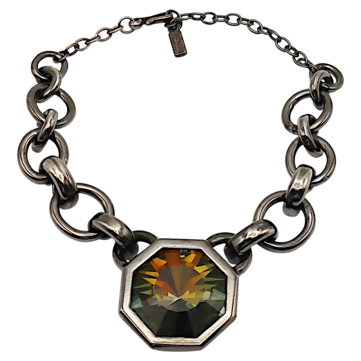 SAINT LAURENT Kühnes Pistolen-Patina-Kettencollier mit einem massiven Kristallkern im Angebot