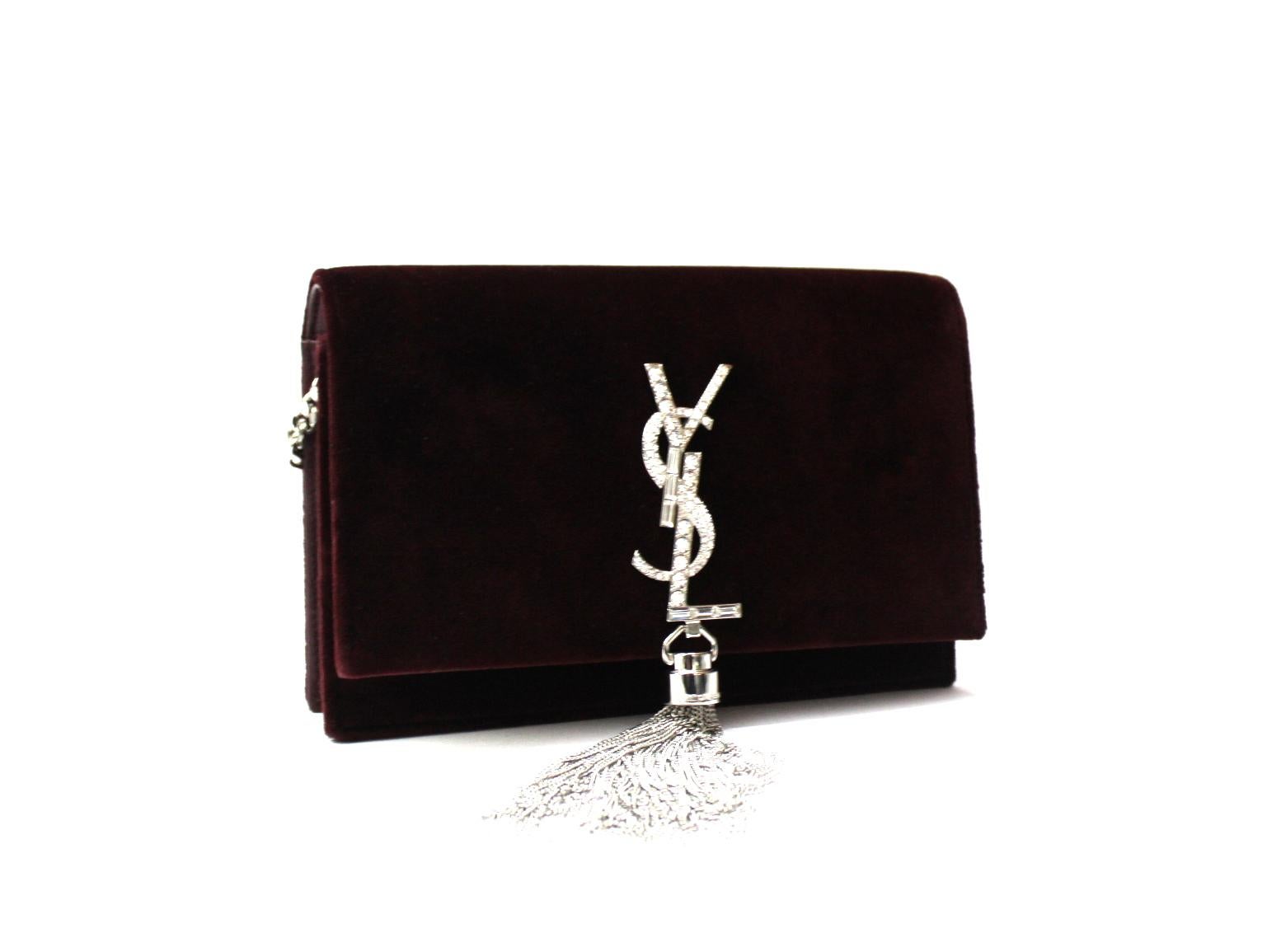 Saint Laurent Kate model bag with tassel, made of burgundy velvet with silver hardware and crystals.
Magnetic flap closure, internally roomy for the essentials.
The bag is equipped with a removable chain shoulder strap.
It is in like new condition.