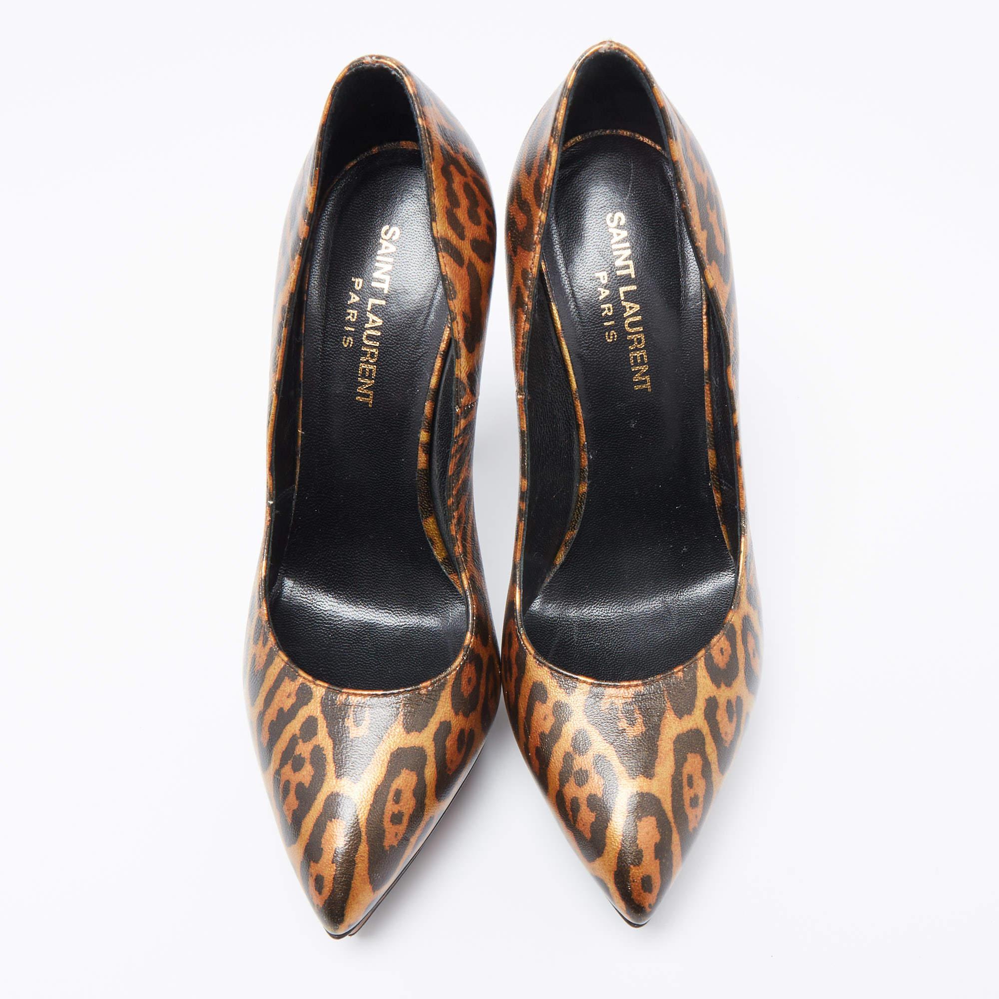 Saint Laurent bringt mit diesen umwerfenden Janis-Pumps ein Element der Klasse in Ihren Kleiderschrank. Sie sind aus schwarz-bronzefarbenem Leder mit Leopardenmuster auf der Außenseite gefertigt. Sie zeichnen sich durch hohe Absätze, Plateaus und