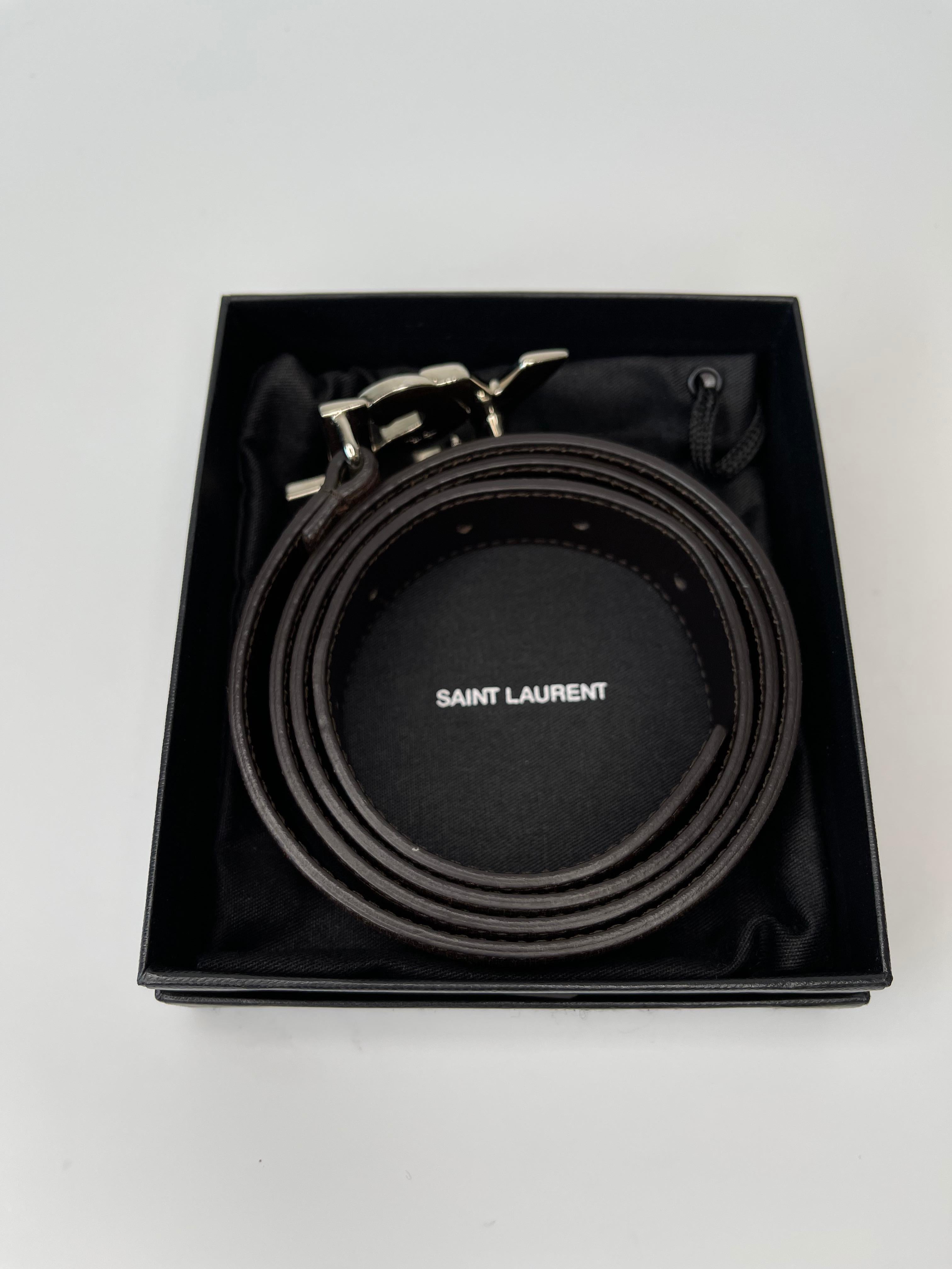 Noir  Saint Laurent Ceinture marron avec boucle logo argentée YSL (taille 85/34)  en vente