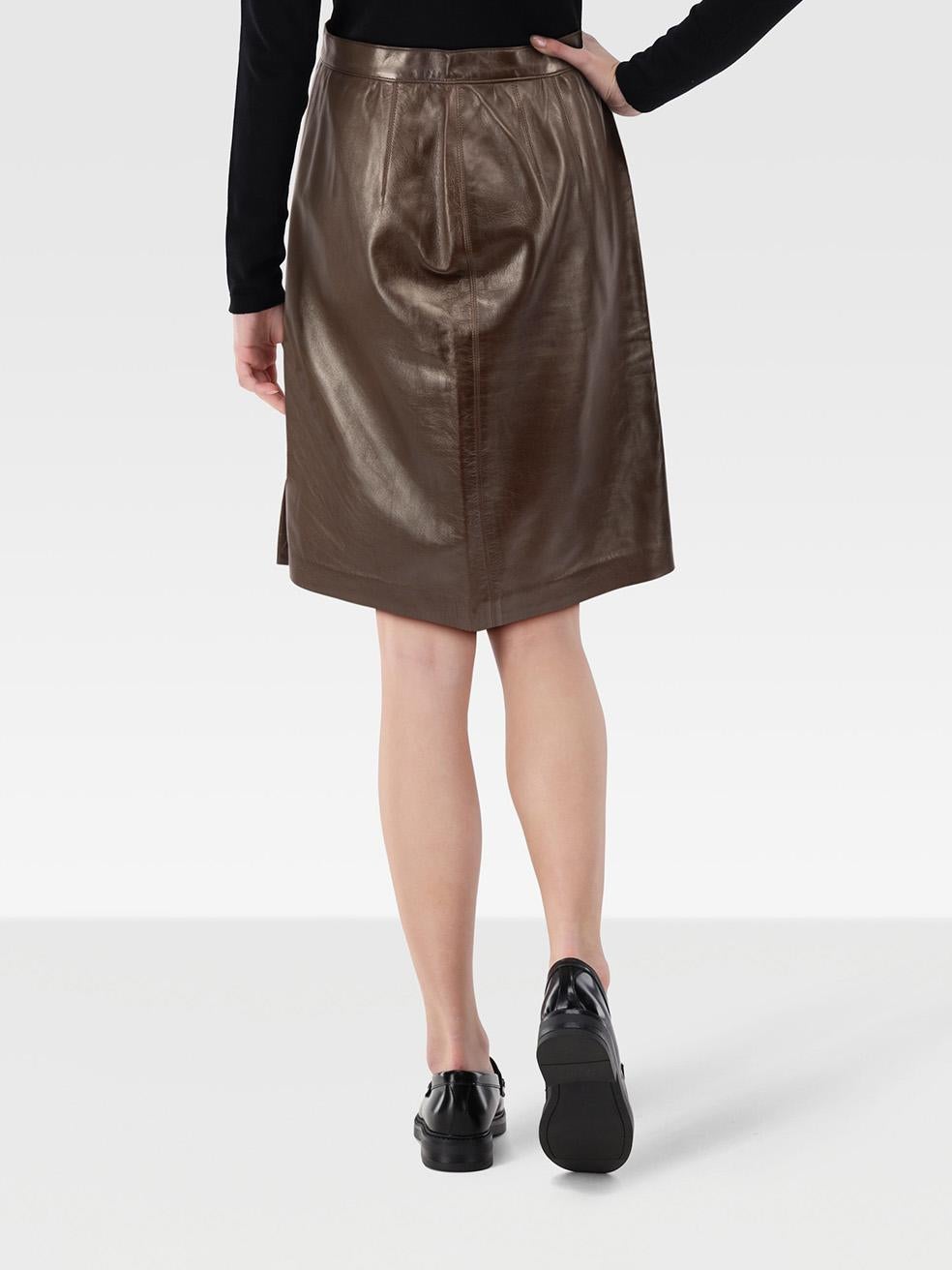 CONDIZIONE: molto buona. L'usura della gonna è minima. Usura minima sulla parte anteriore sinistra, dove si nota un leggero scolorimento su questo articolo usato di rivendita di Saint Laurent.
 
 Dettagli
 
 
 Marrone
 
 Pelle
 
 Gonna
 
 Una linea

