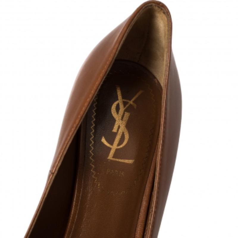Be at the top of your fashion game by donning these Saint Laurent pumps. Fashionable and chic, these Tribtoo pumps flaunt an alluring silhouette with a timeless appeal and are crafted from brown leather. They are finished with concealed platforms
