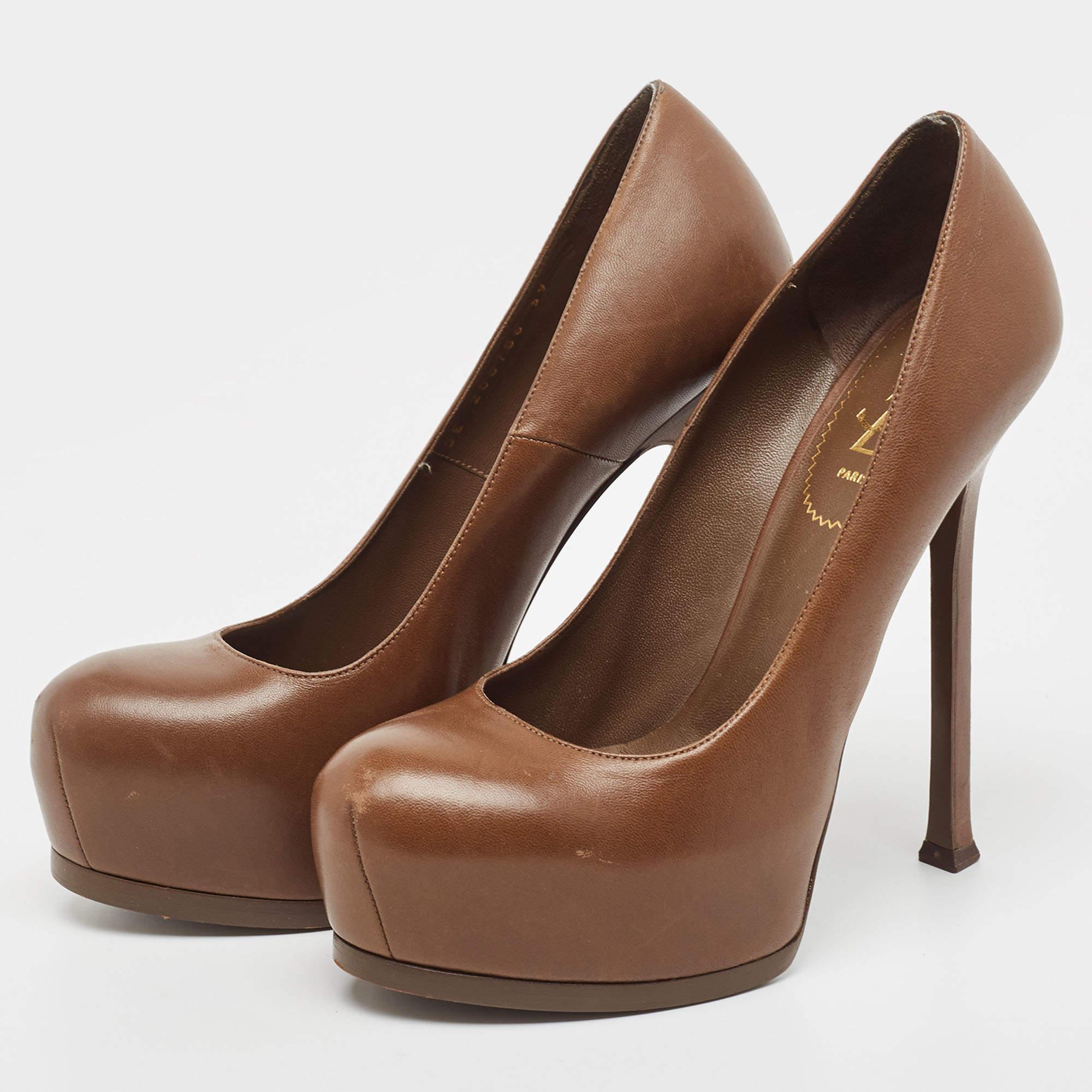 These timeless pumps by Saint Laurent showcase the right mix of charm and elegance. Made from brown leather, they come with covered toes, platforms, and 16 cm heels. These pumps will complement formals as well as casuals.

